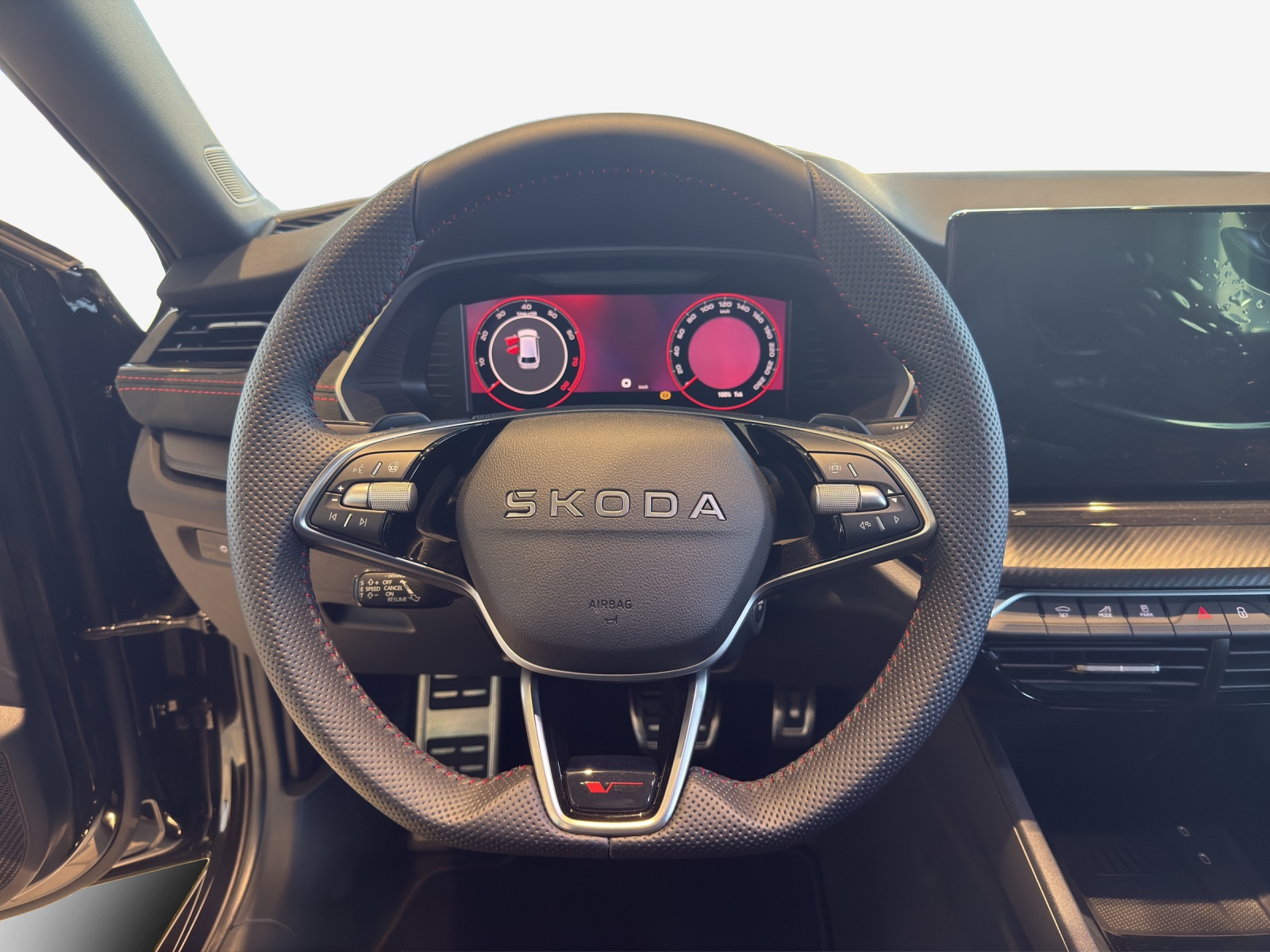 SKODA Octavia Combi 2.0 TSI DSG RS 30 Years Edition-image-9