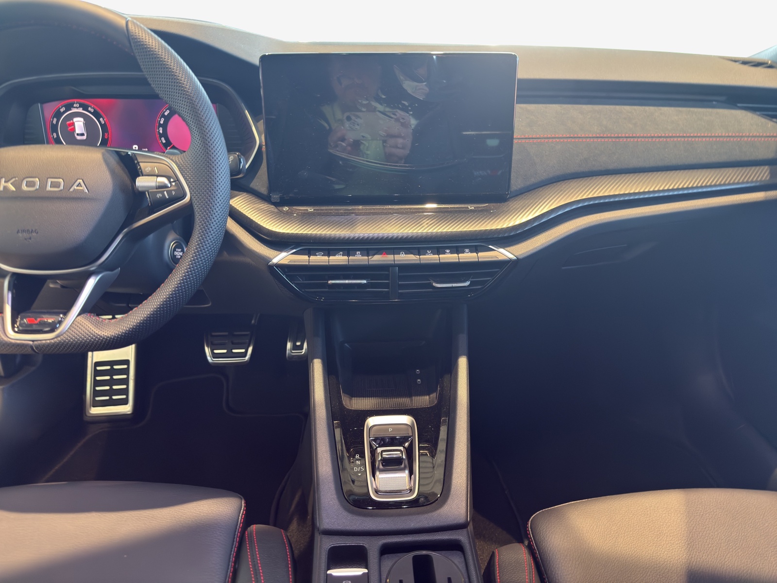 SKODA Octavia Combi 2.0 TSI DSG RS 30 Years Edition-image-10