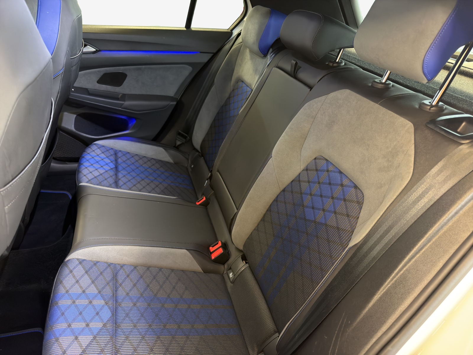 VW Golf 2.0 TSI R DSG 4Motion-image-11