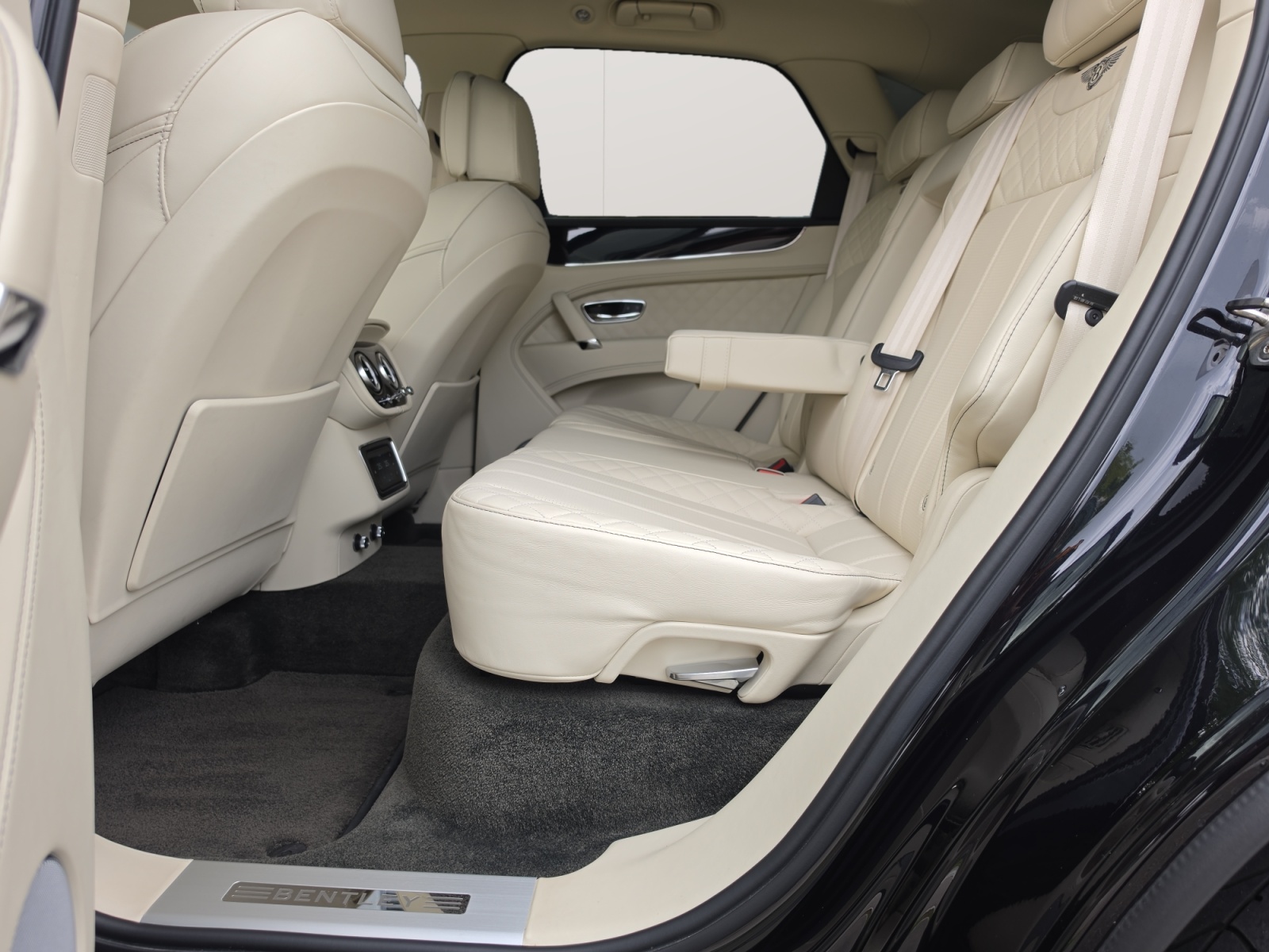 BENTLEY Bentayga W12 Schmohl- Auslieferung aus 1. Hand mit Top- Ausstattung!-image-14