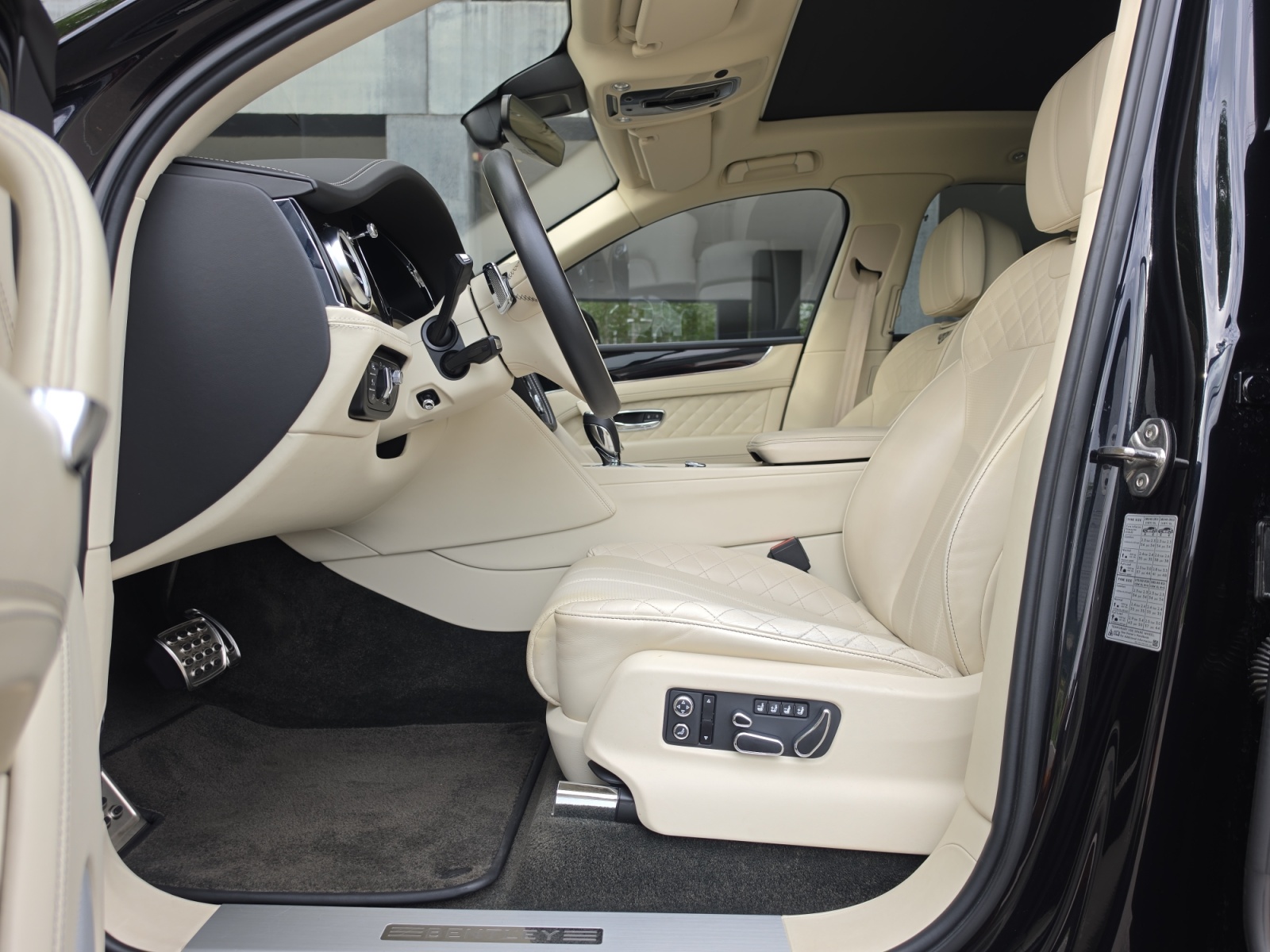 BENTLEY Bentayga W12 Schmohl- Auslieferung aus 1. Hand mit Top- Ausstattung!-image-10