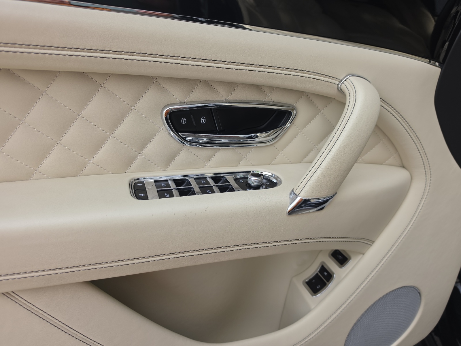 BENTLEY Bentayga W12 Schmohl- Auslieferung aus 1. Hand mit Top- Ausstattung!-image-13