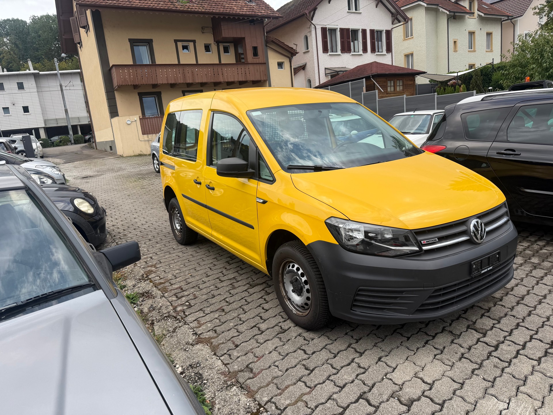 VW Caddy 2.0TDI 4Motion BlueMotion Technology-image-2