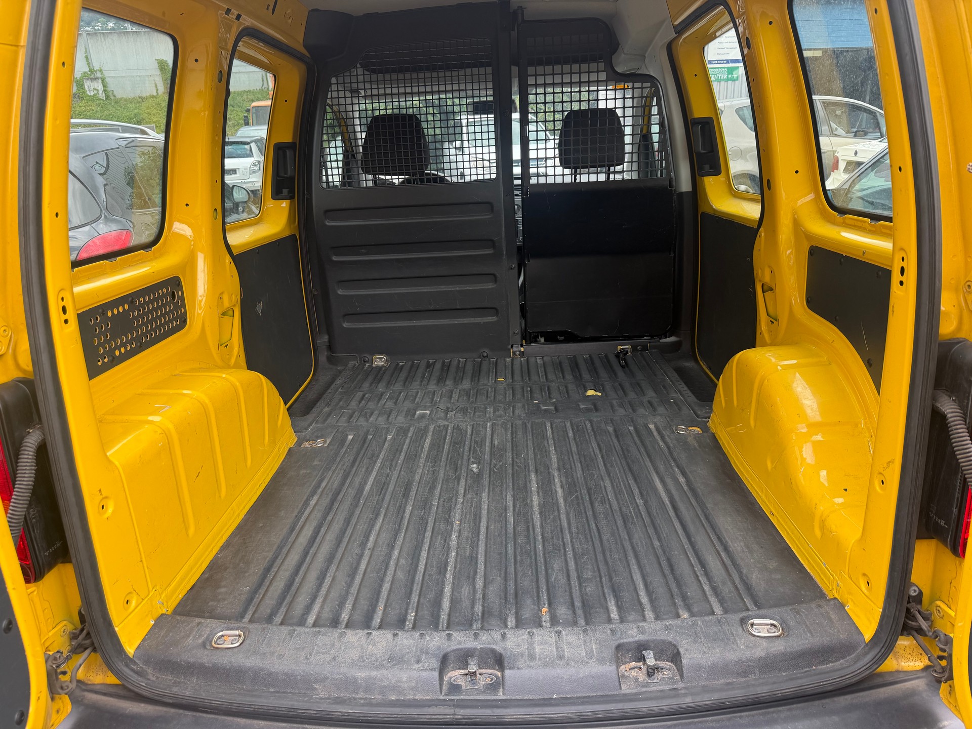 VW Caddy 2.0TDI 4Motion BlueMotion Technology-image-7