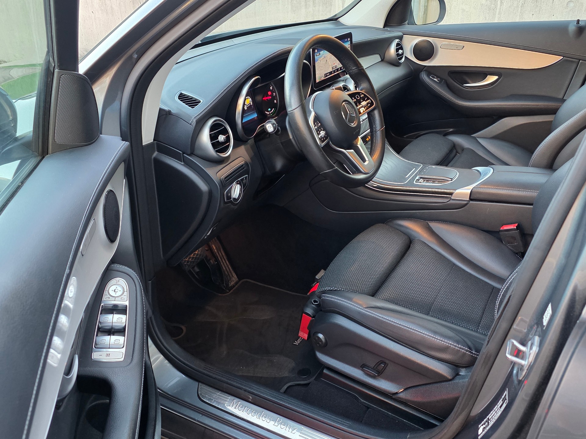 MERCEDES-BENZ GLC 300 e AMG Line Plus 4Matic 9G-Tronic-image-9