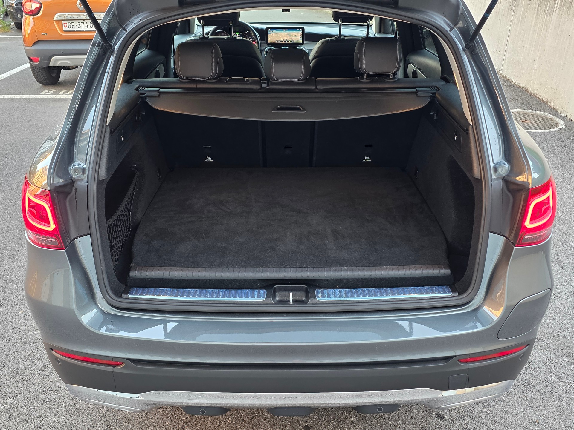 MERCEDES-BENZ GLC 300 e AMG Line Plus 4Matic 9G-Tronic-image-13