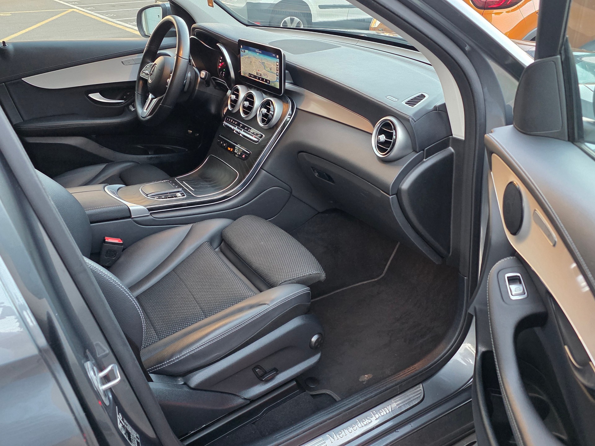 MERCEDES-BENZ GLC 300 e AMG Line Plus 4Matic 9G-Tronic-image-10