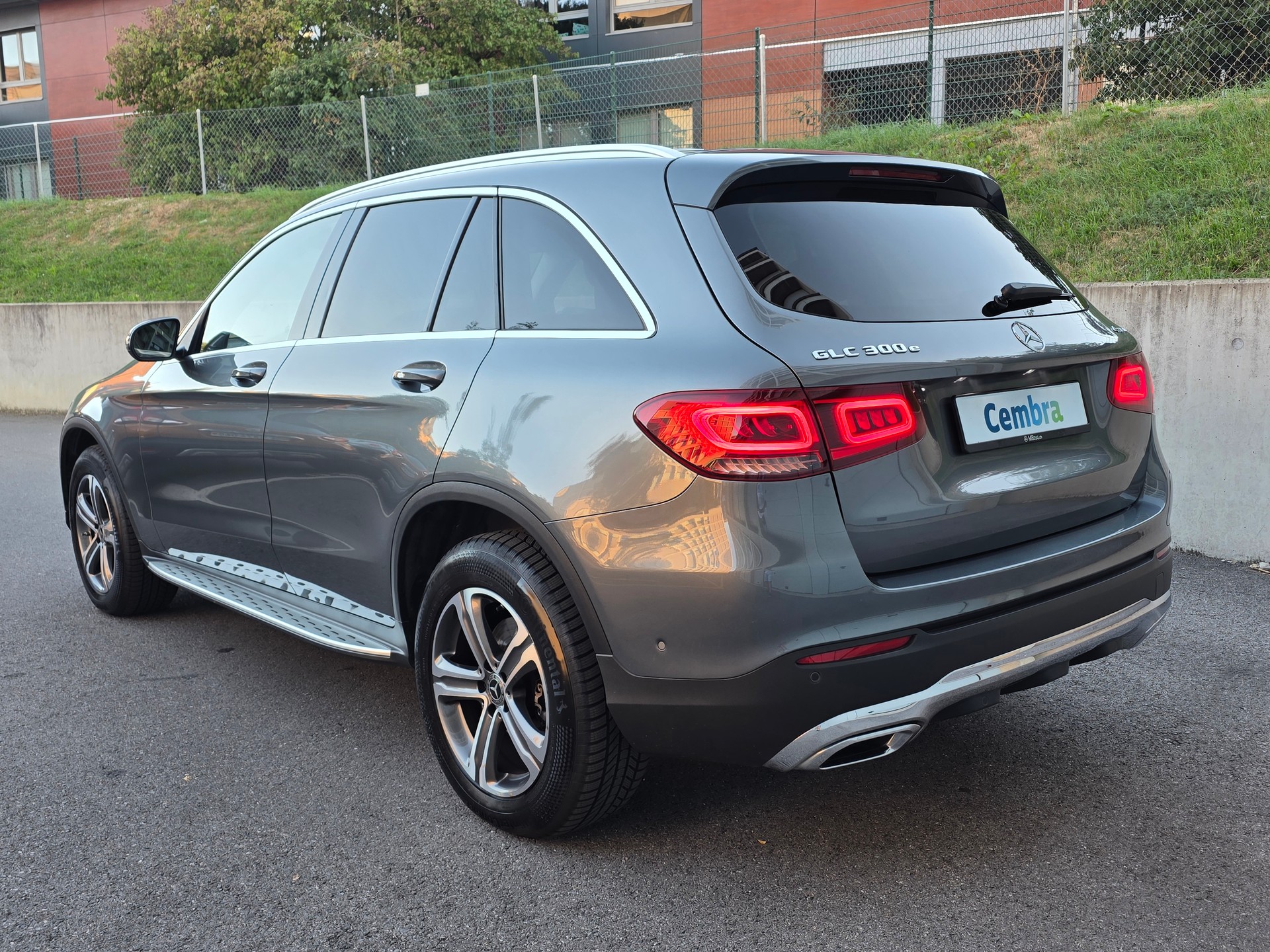 MERCEDES-BENZ GLC 300 e AMG Line Plus 4Matic 9G-Tronic-image-4