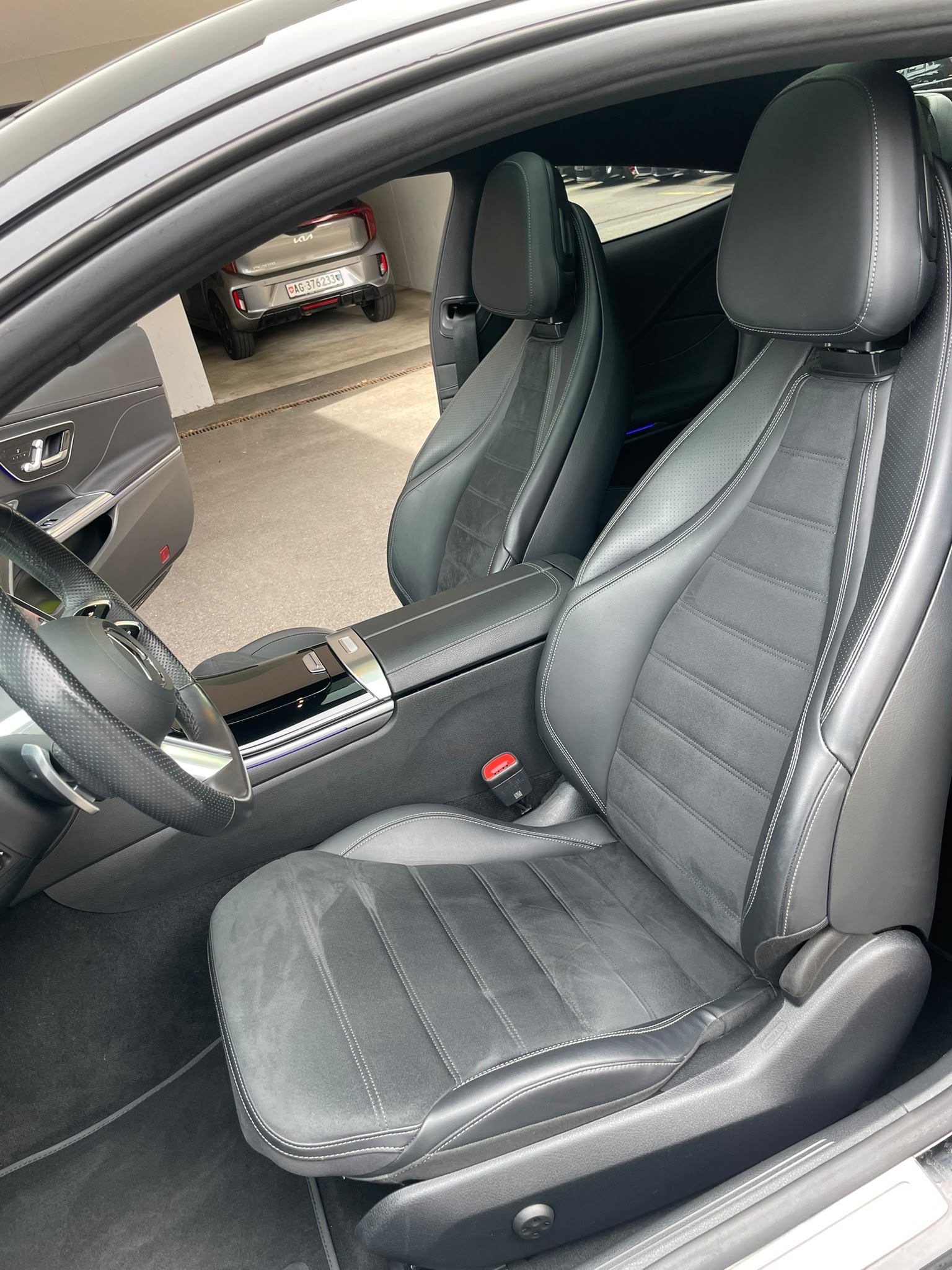 MERCEDES-BENZ CLE 200 Coupé 4MATIC 9G-Tronic AMG Line All Black mit AHK-image-6