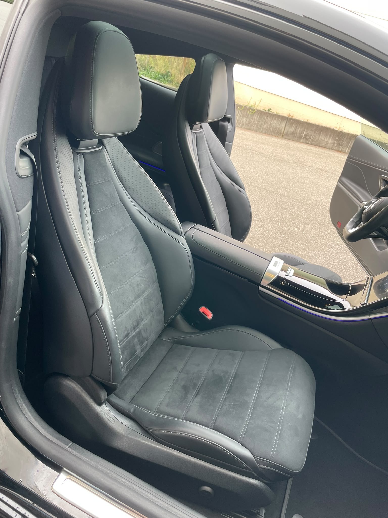 MERCEDES-BENZ CLE 200 Coupé 4MATIC 9G-Tronic AMG Line All Black mit AHK-image-7
