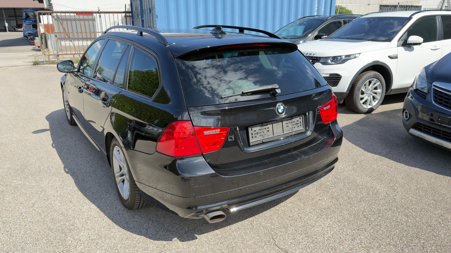BMW 320i Touring-image-1