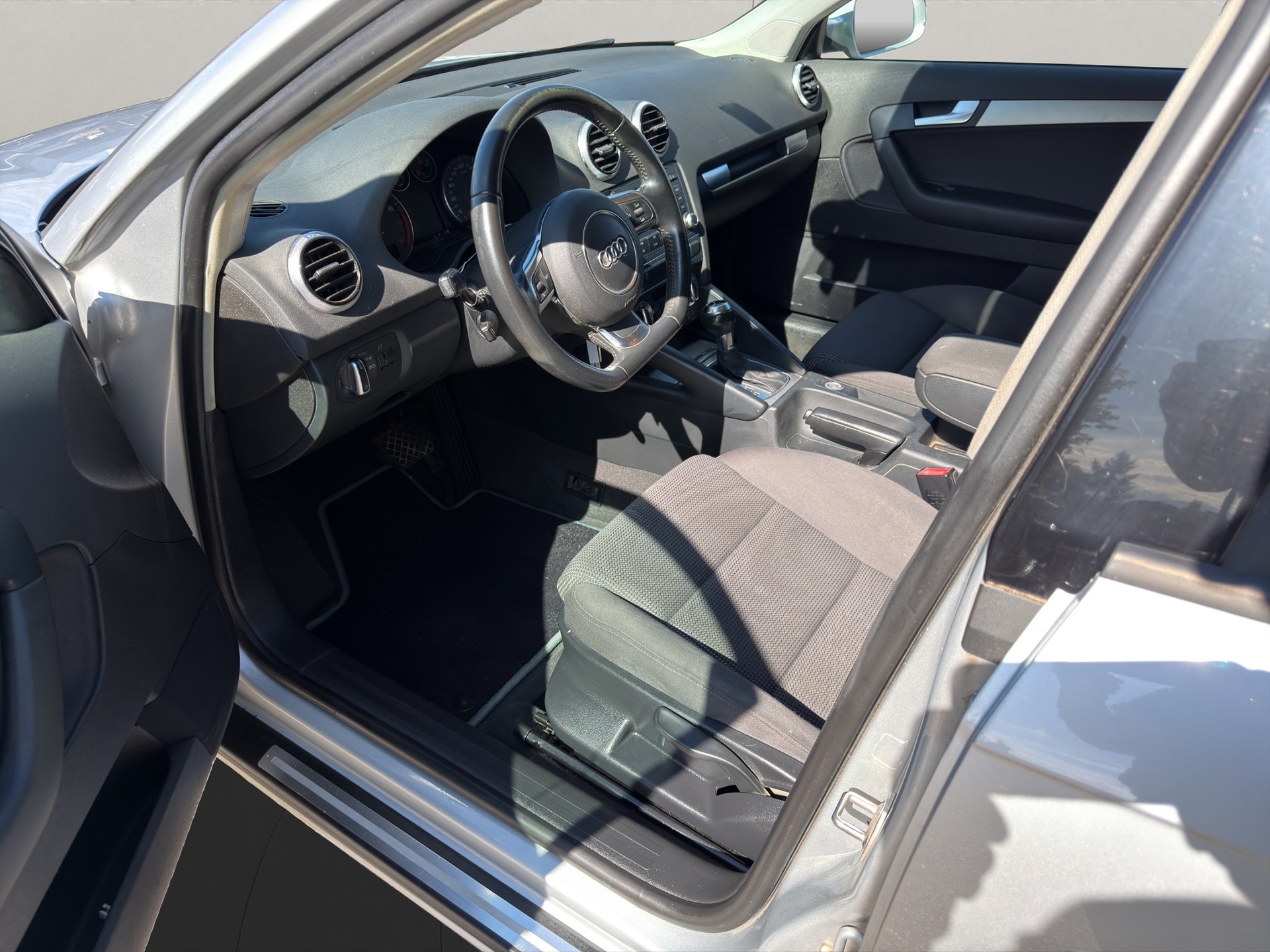 AUDI A3 Sportback 2.0 TFSI Ambition quattro S-tronic-image-8