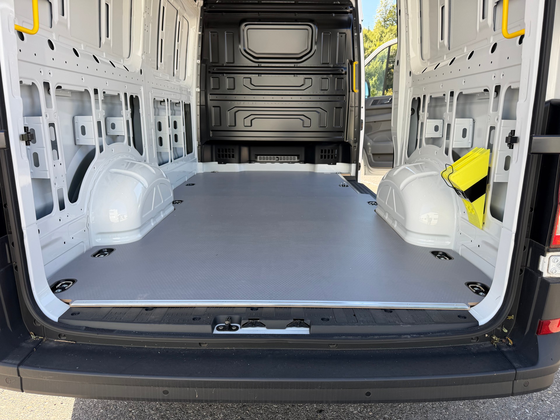 VW CRAFTER 35 2.0 BiTDI L3 H2. NUR 6`400 KM. TOP AUSSTATTUNG. MIT GARANTIE 39`800.- NL 1190 KG !!-image-3