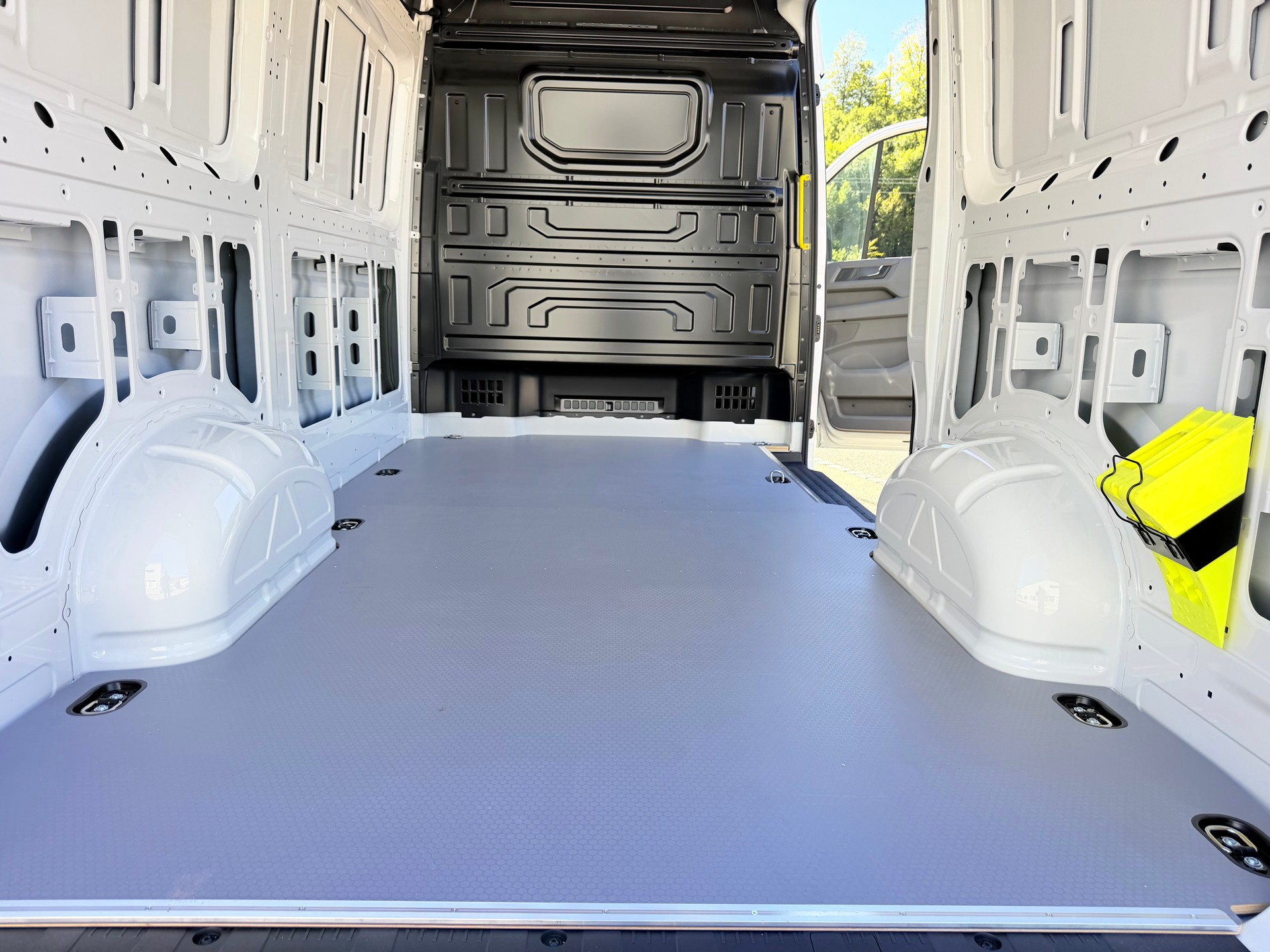 VW CRAFTER 35 2.0 BiTDI L3 H2. NUR 6`400 KM. TOP AUSSTATTUNG. MIT GARANTIE 39`800.- NL 1190 KG !!-image-35