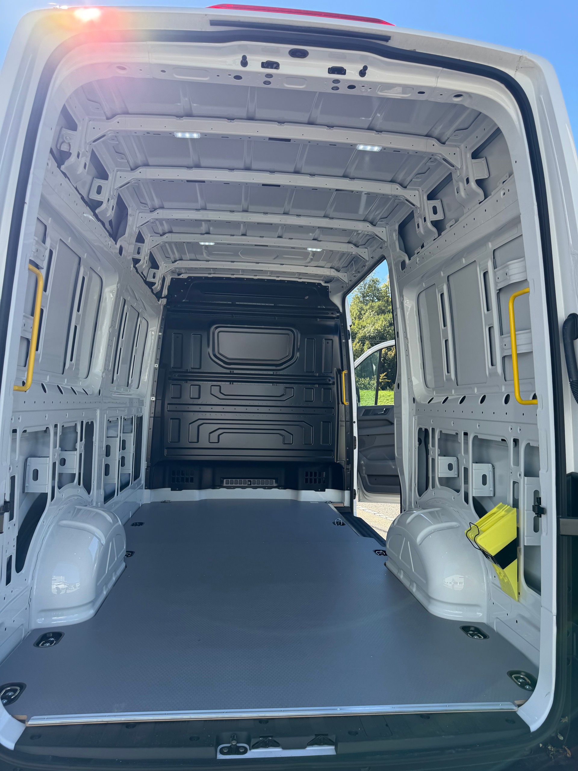 VW CRAFTER 35 2.0 BiTDI L3 H2. NUR 6`400 KM. TOP AUSSTATTUNG. MIT GARANTIE 39`800.- NL 1190 KG !!-image-12