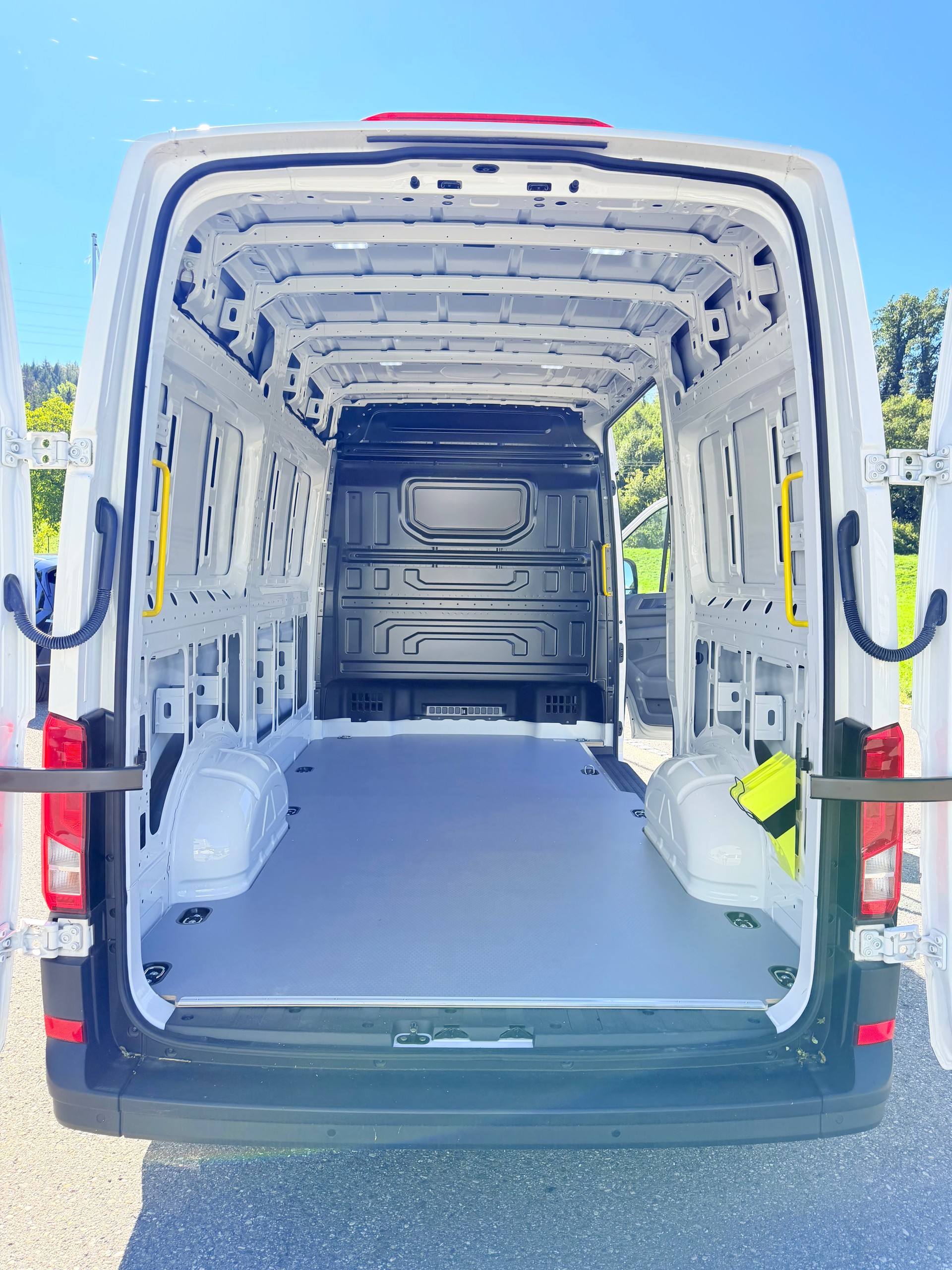 VW CRAFTER 35 2.0 BiTDI L3 H2. NUR 6`400 KM. TOP AUSSTATTUNG. MIT GARANTIE 39`800.- NL 1190 KG !!-image-40