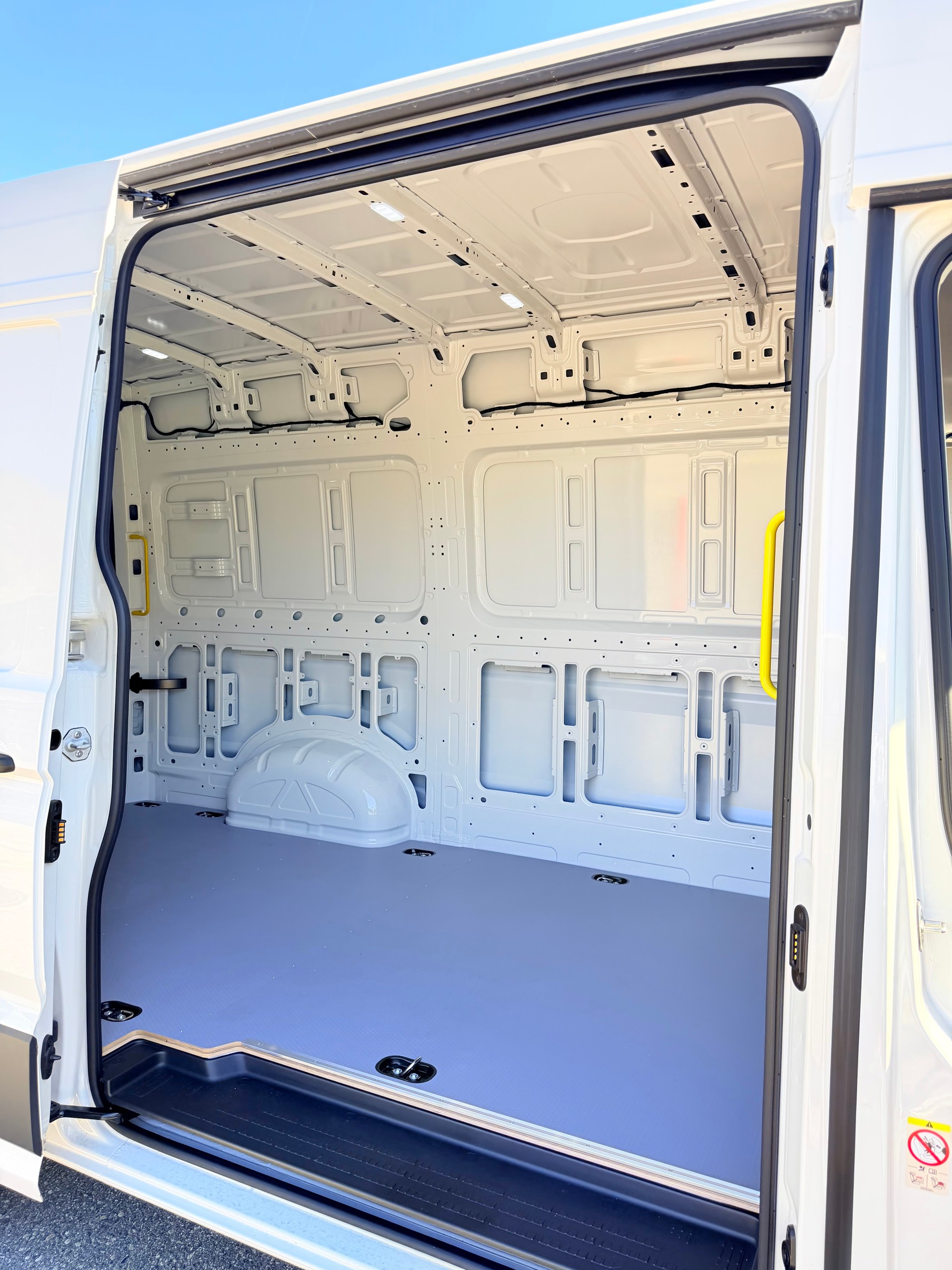 VW CRAFTER 35 2.0 BiTDI L3 H2. NUR 6`400 KM. TOP AUSSTATTUNG. MIT GARANTIE 39`800.- NL 1190 KG !!-image-42