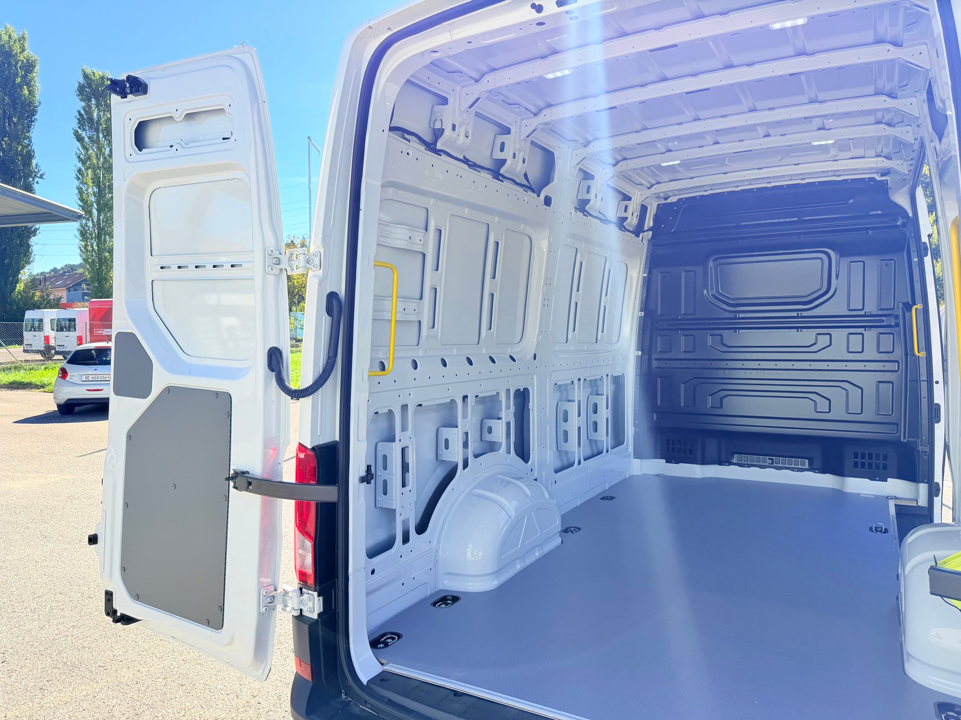 VW CRAFTER 35 2.0 BiTDI L3 H2. NUR 6`400 KM. TOP AUSSTATTUNG. MIT GARANTIE 39`800.- NL 1190 KG !!-image-39