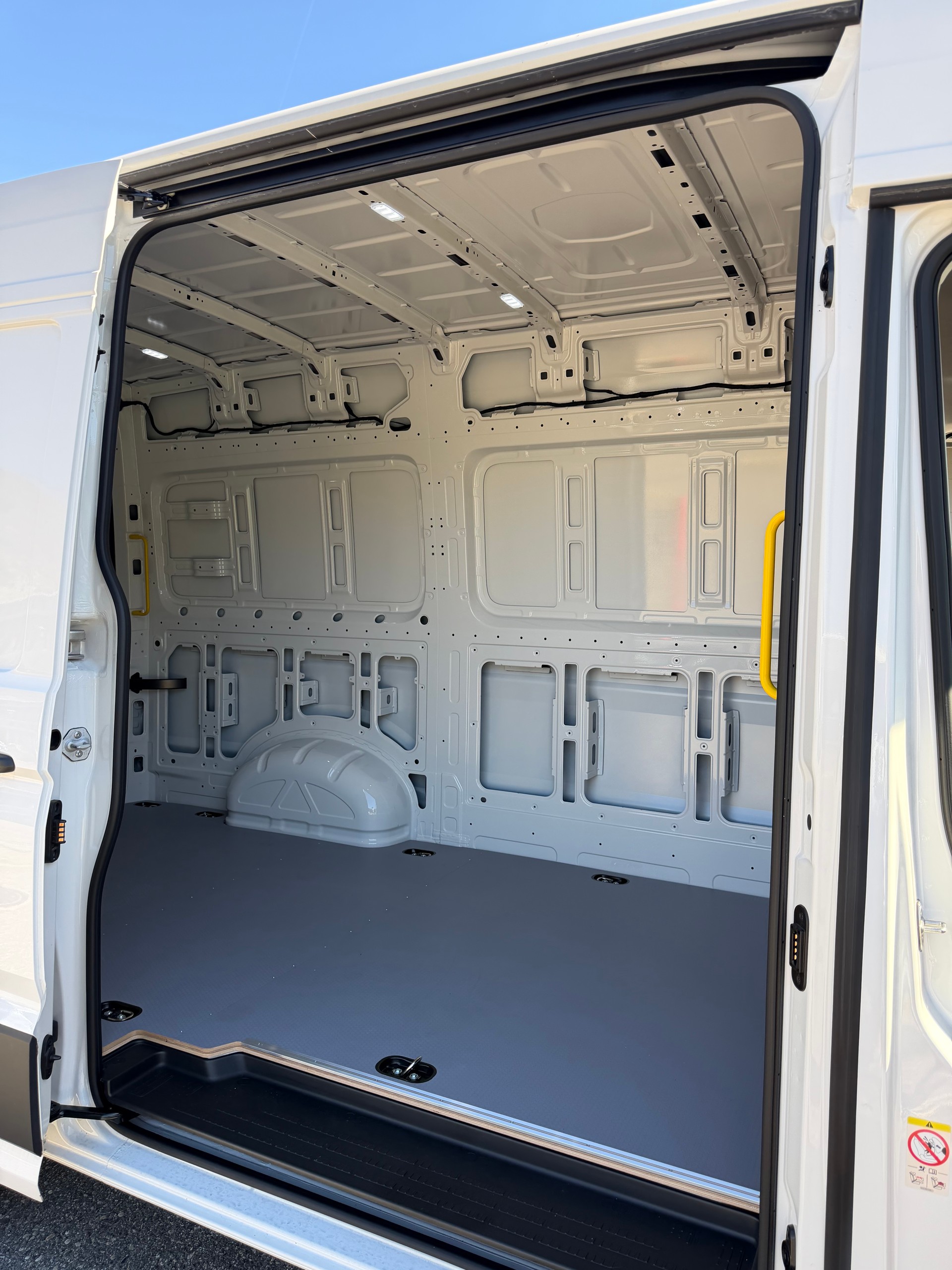 VW CRAFTER 35 2.0 BiTDI L3 H2. NUR 6`400 KM. TOP AUSSTATTUNG. MIT GARANTIE 39`800.- NL 1190 KG !!-image-29