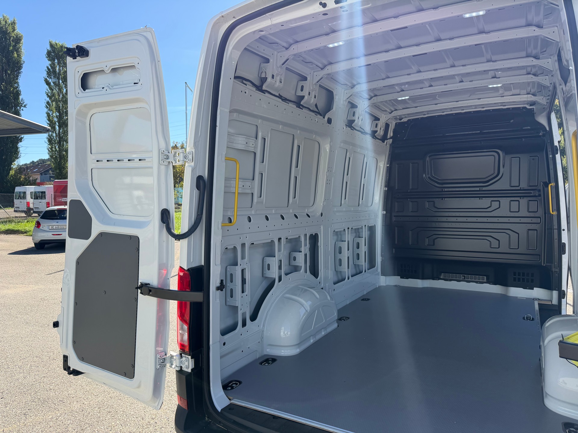 VW CRAFTER 35 2.0 BiTDI L3 H2. NUR 6`400 KM. TOP AUSSTATTUNG. MIT GARANTIE 39`800.- NL 1190 KG !!-image-9