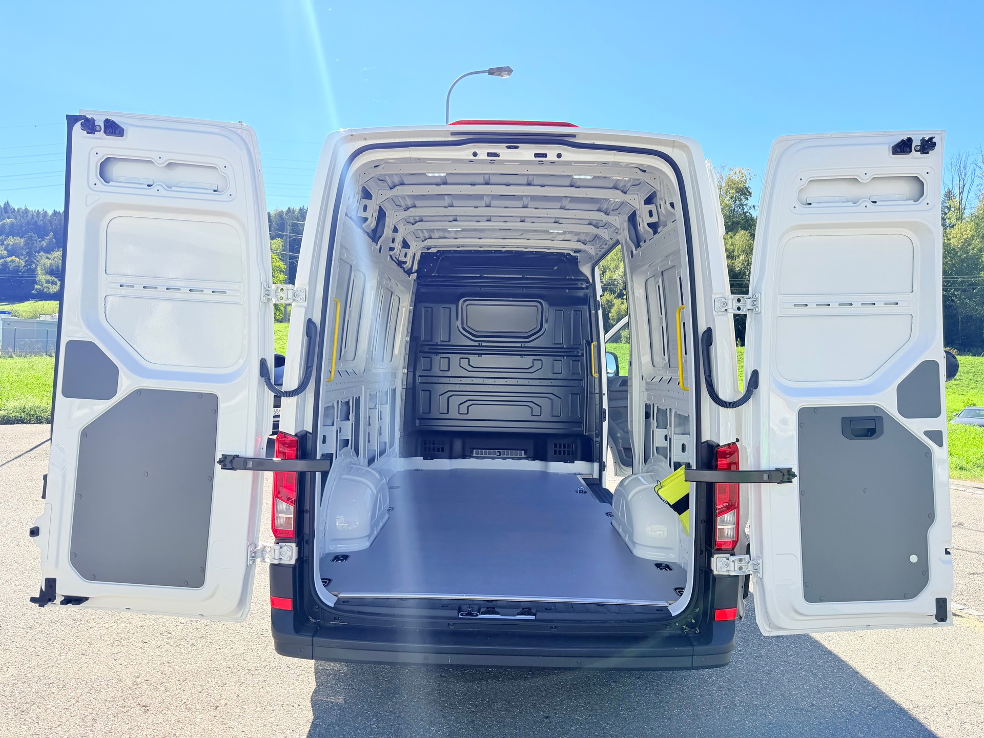 VW CRAFTER 35 2.0 BiTDI L3 H2. NUR 6`400 KM. TOP AUSSTATTUNG. MIT GARANTIE 39`800.- NL 1190 KG !!-image-41