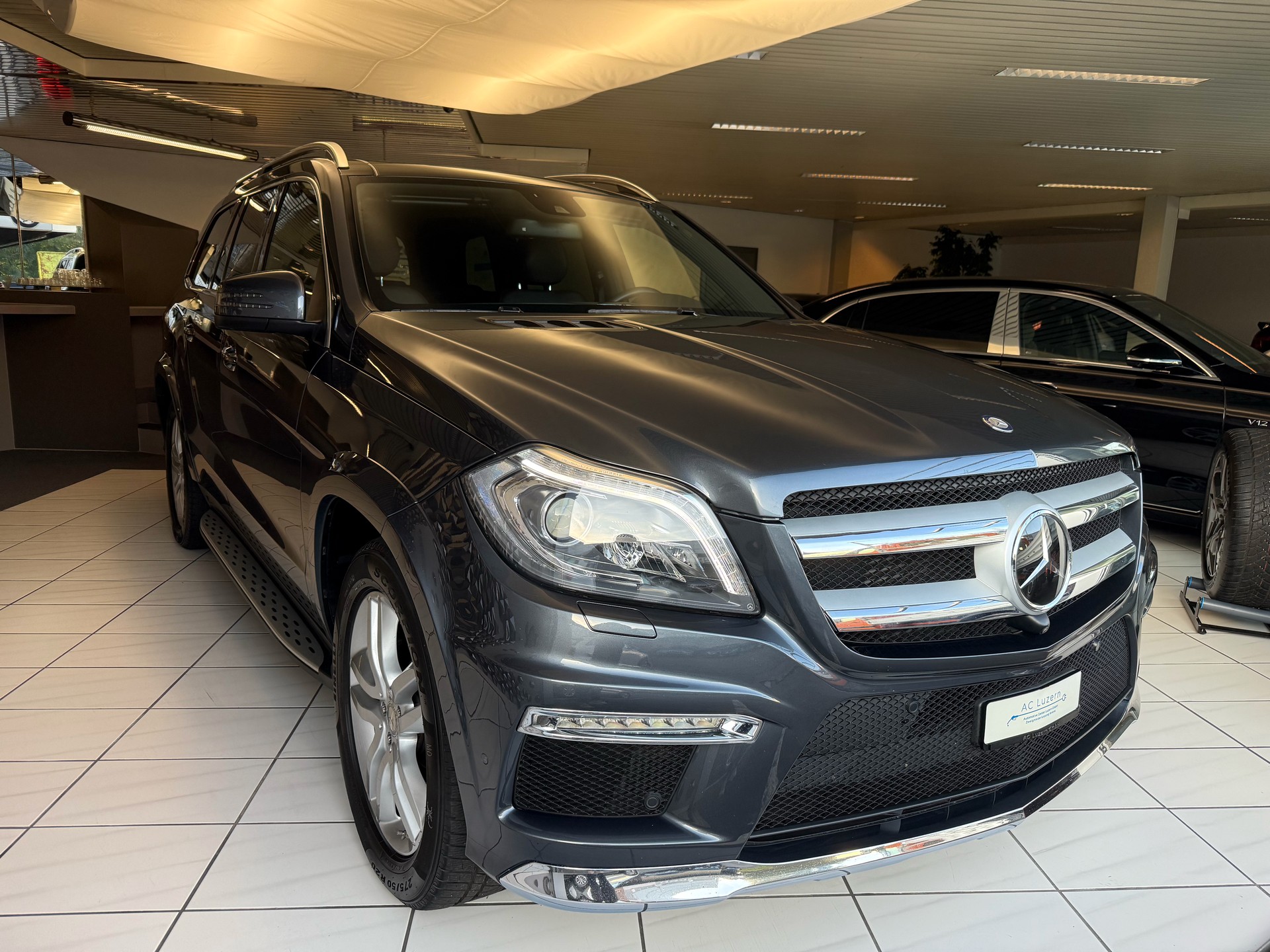 MERCEDES-BENZ GL 350 BlueTEC 4Matic 7G-TRONIC-showroom-element-3