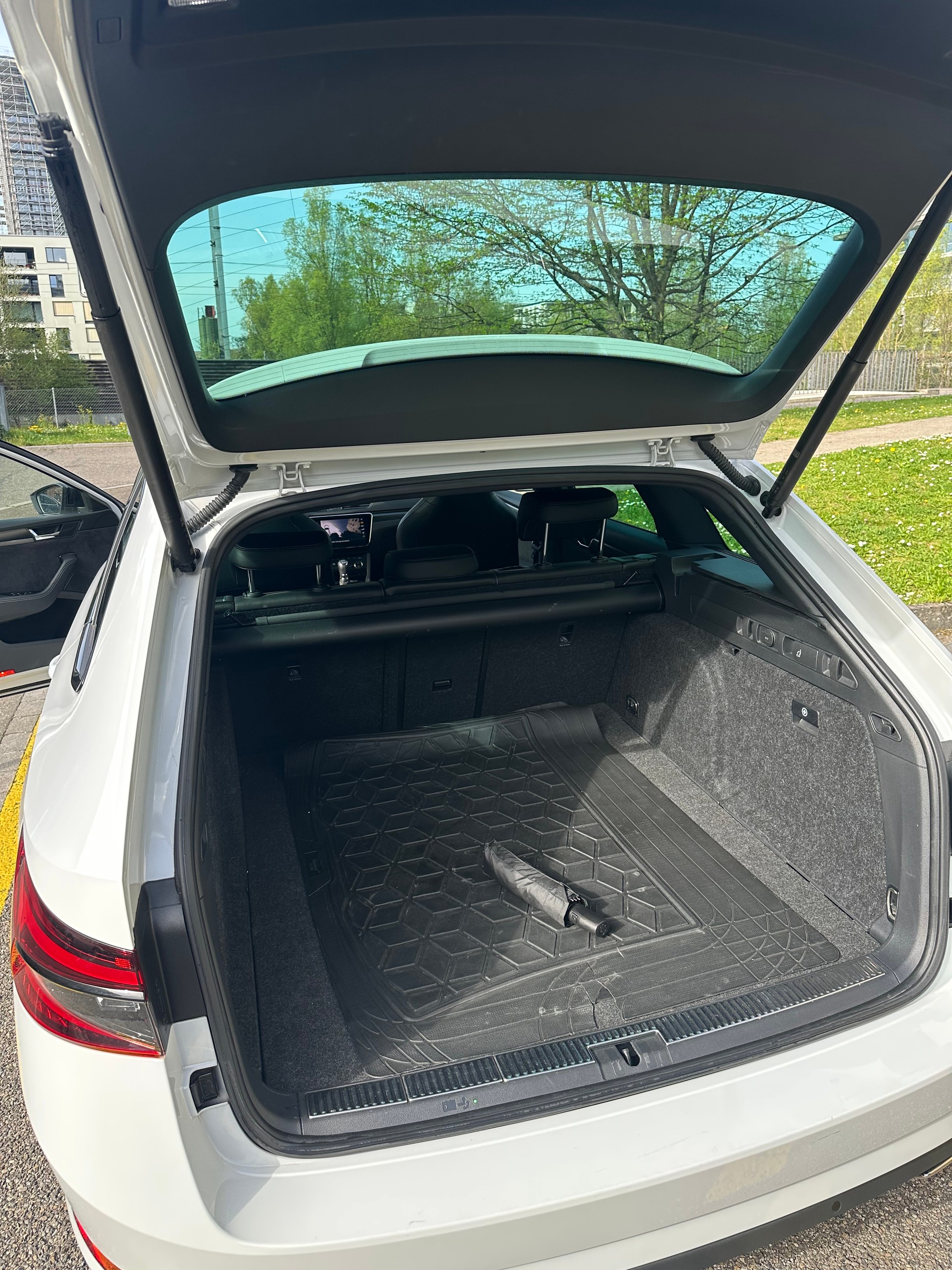 SKODA 2.0 TSI 280 SportLine Light 4x4 DSG-image-2