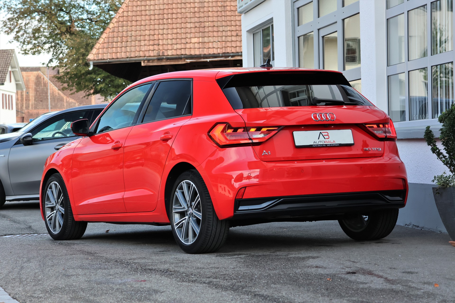 AUDI A1 Sportback 30 TFSI advanced S-tronic (CH) S-Line-image-2