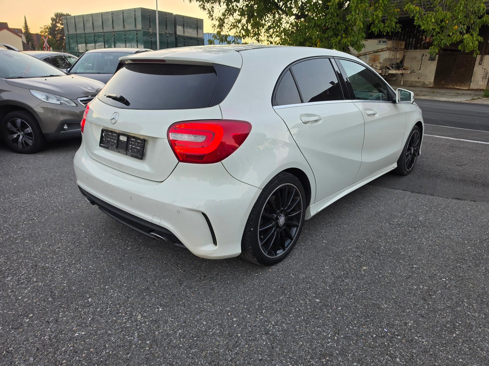 MERCEDES-BENZ A 220 CDI AMG Line 7G-DCT-image-4
