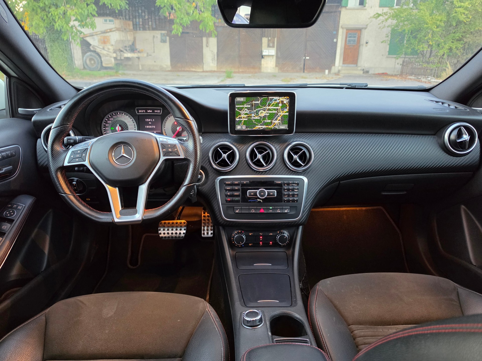 MERCEDES-BENZ A 220 CDI AMG Line 7G-DCT-image-8