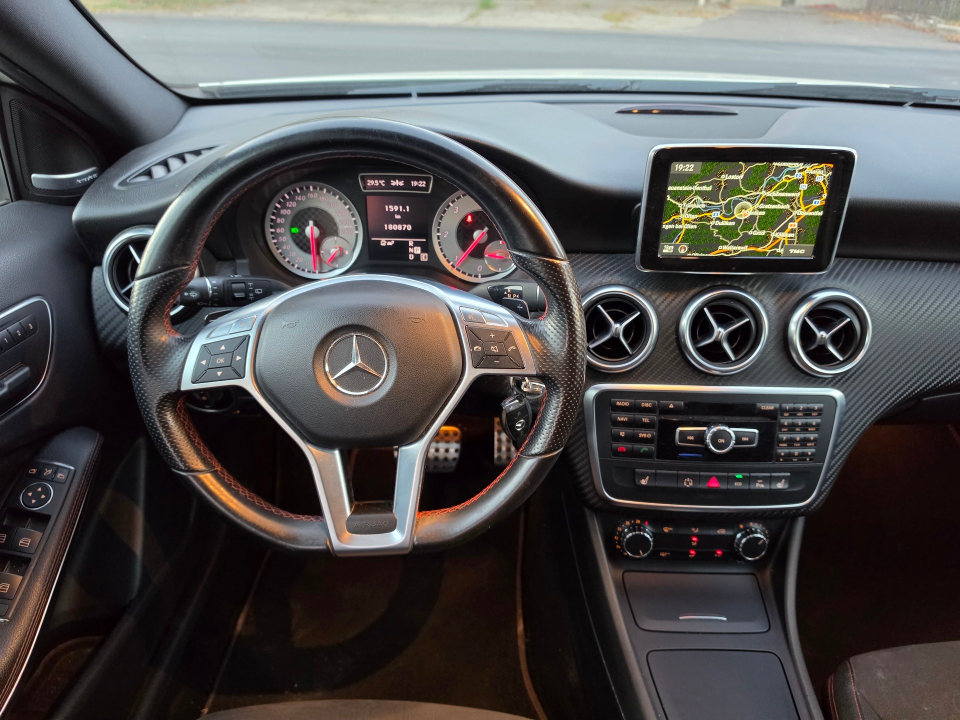 MERCEDES-BENZ A 220 CDI AMG Line 7G-DCT-image-13