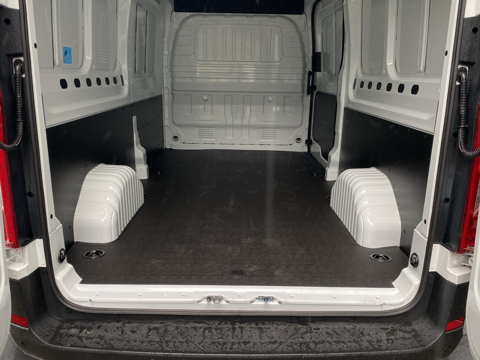 MAXUS Deliver 9 Kaw. L3H2 2.0 TD Luxury-image-15