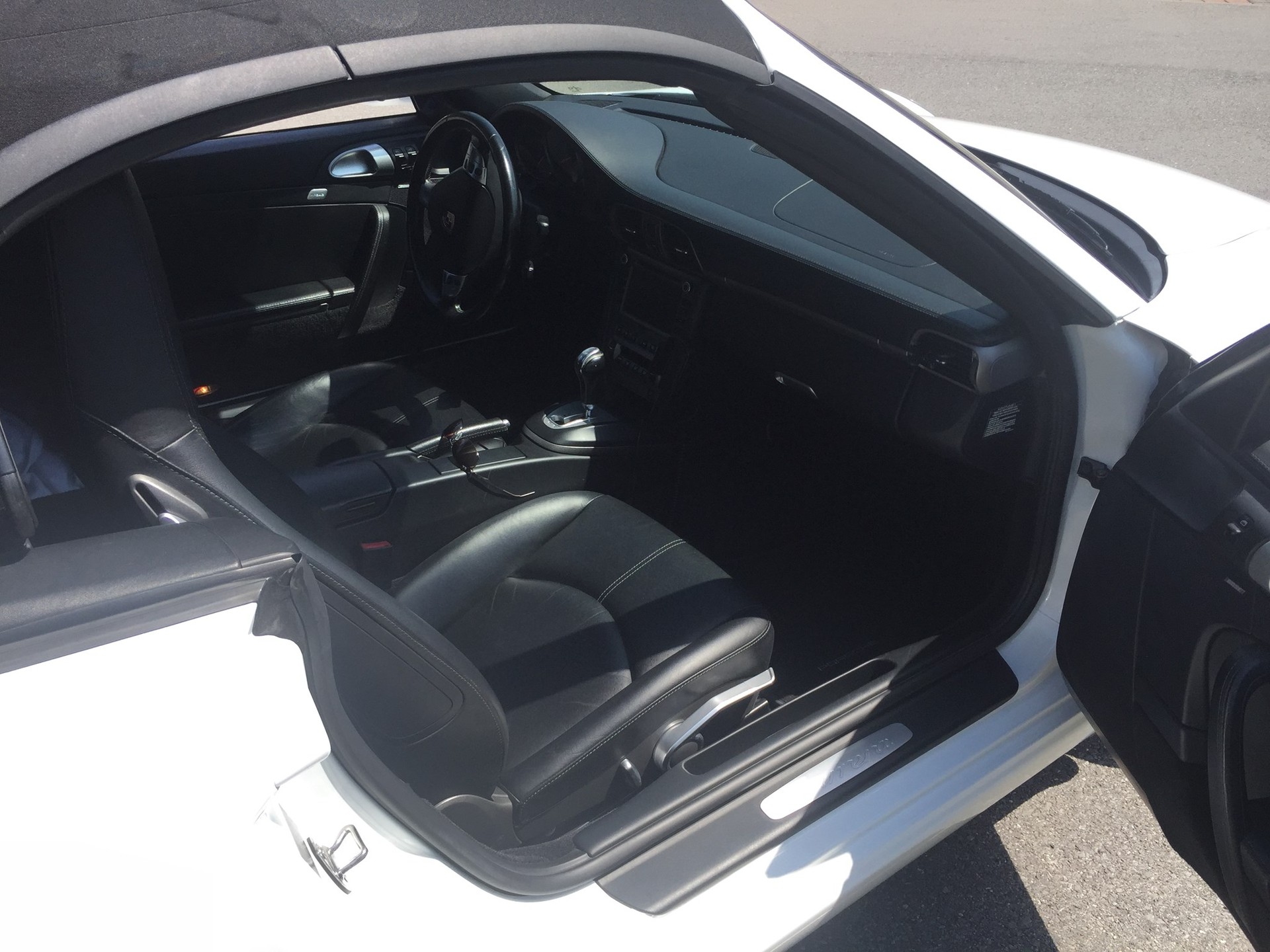 PORSCHE 911 Cabrio Carrera-image-12