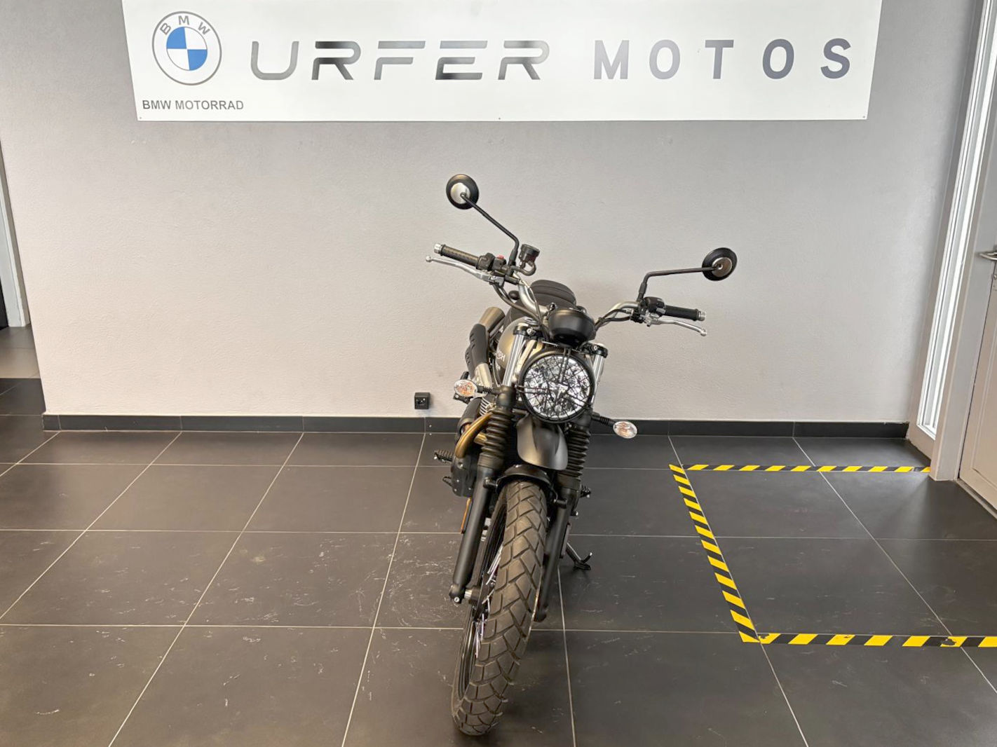 TRIUMPH Street Scrambler 900 Sandstorm-showroom-element-3