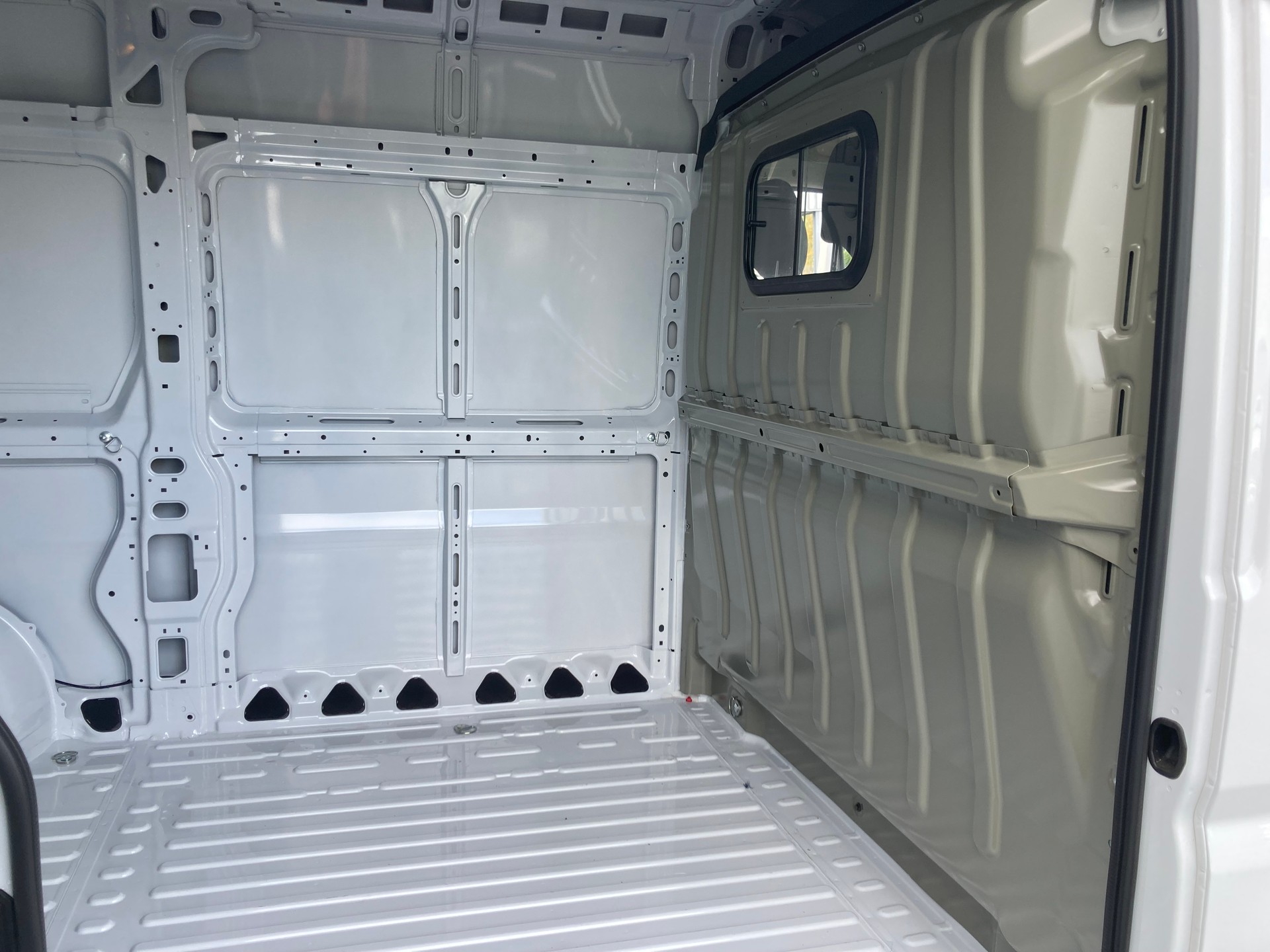 CITROEN Jumper 35 2.2 BlueHDi 140 L2H2-image-14