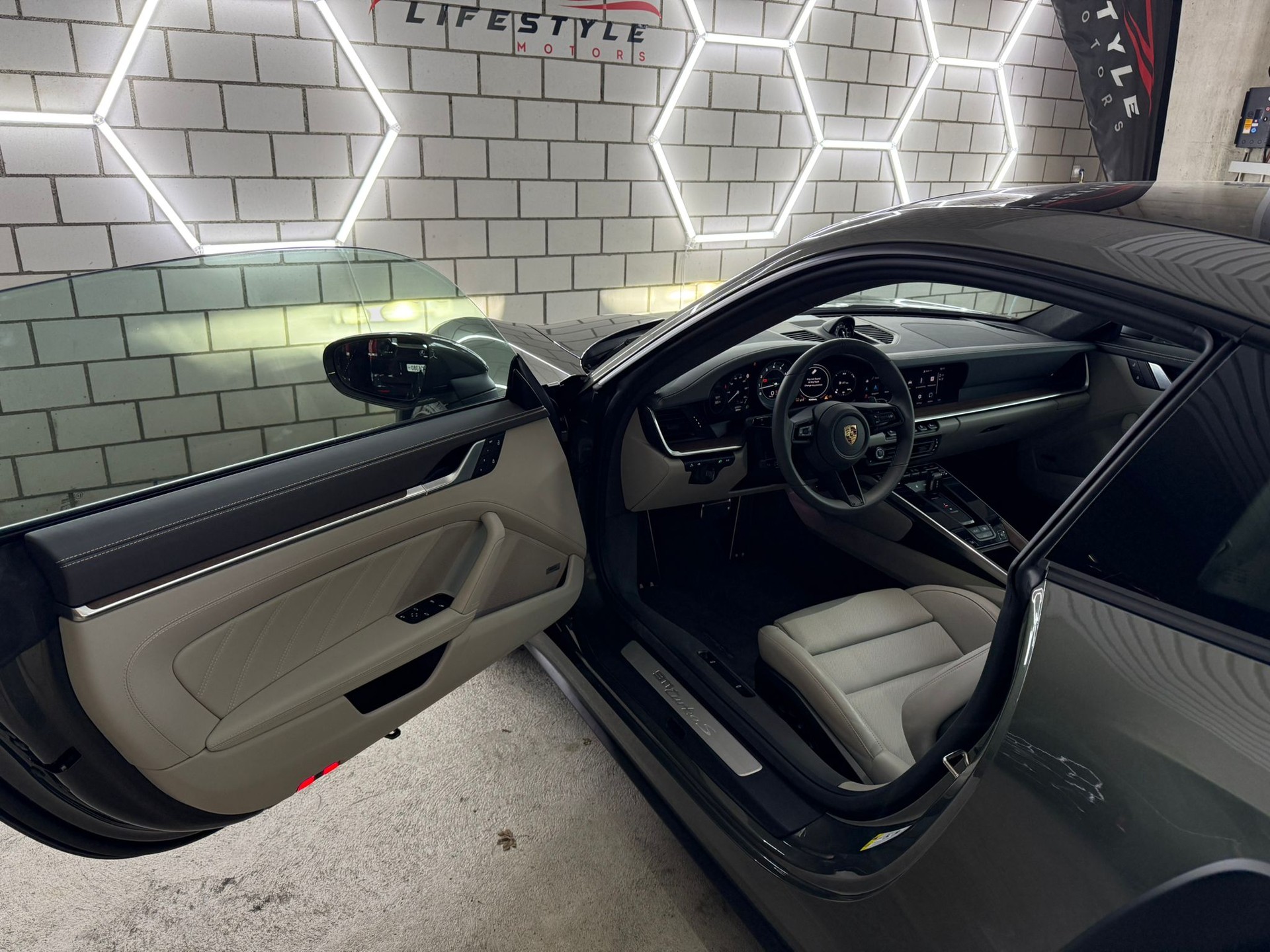 PORSCHE 911 Turbo S PDK-image-4