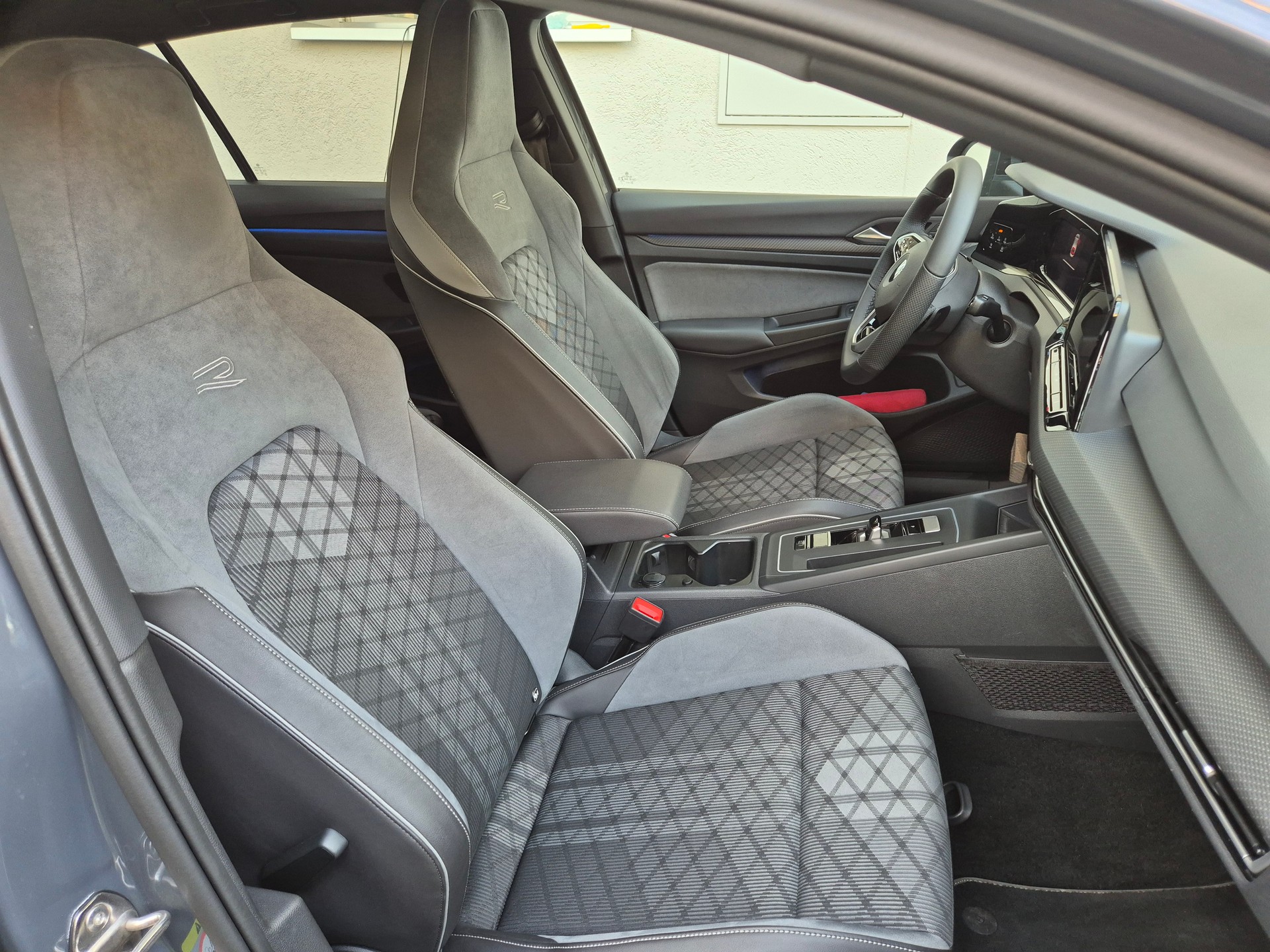 VW Golf 1.5 eTSI mHEV ACT R-Line DSG-image-2