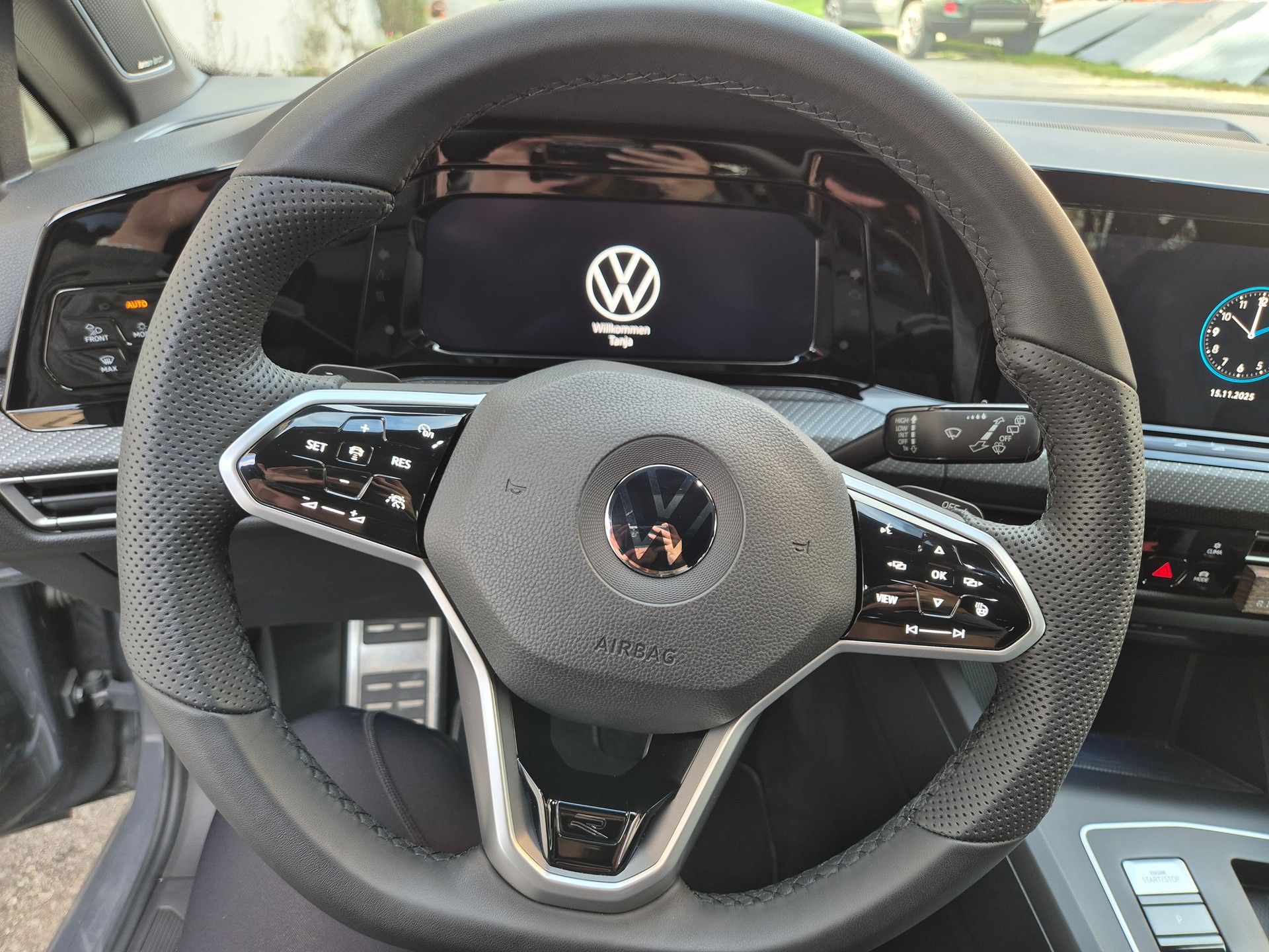 VW Golf 1.5 eTSI mHEV ACT R-Line DSG-image-3