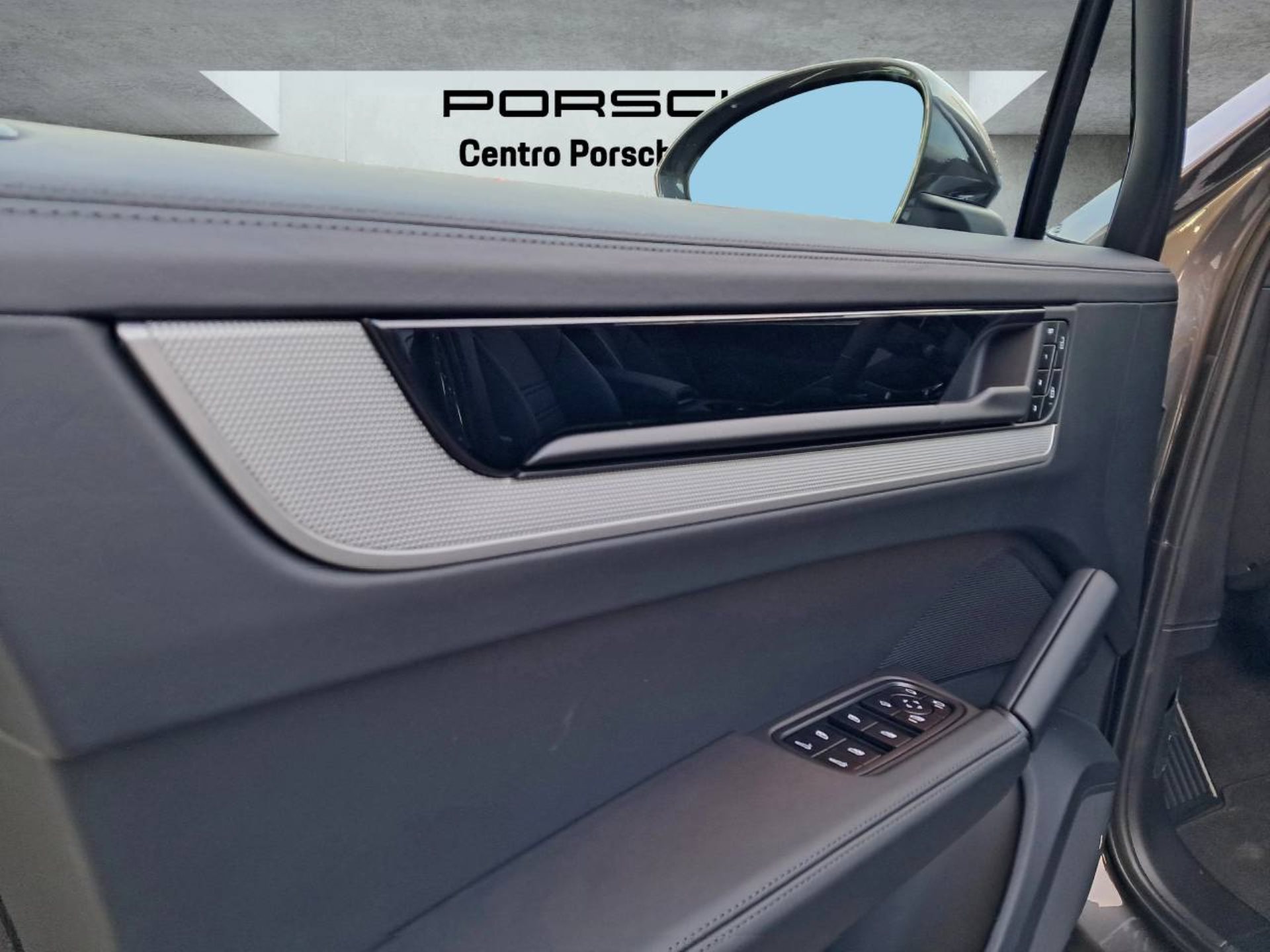 PORSCHE Cayenne S-image-27