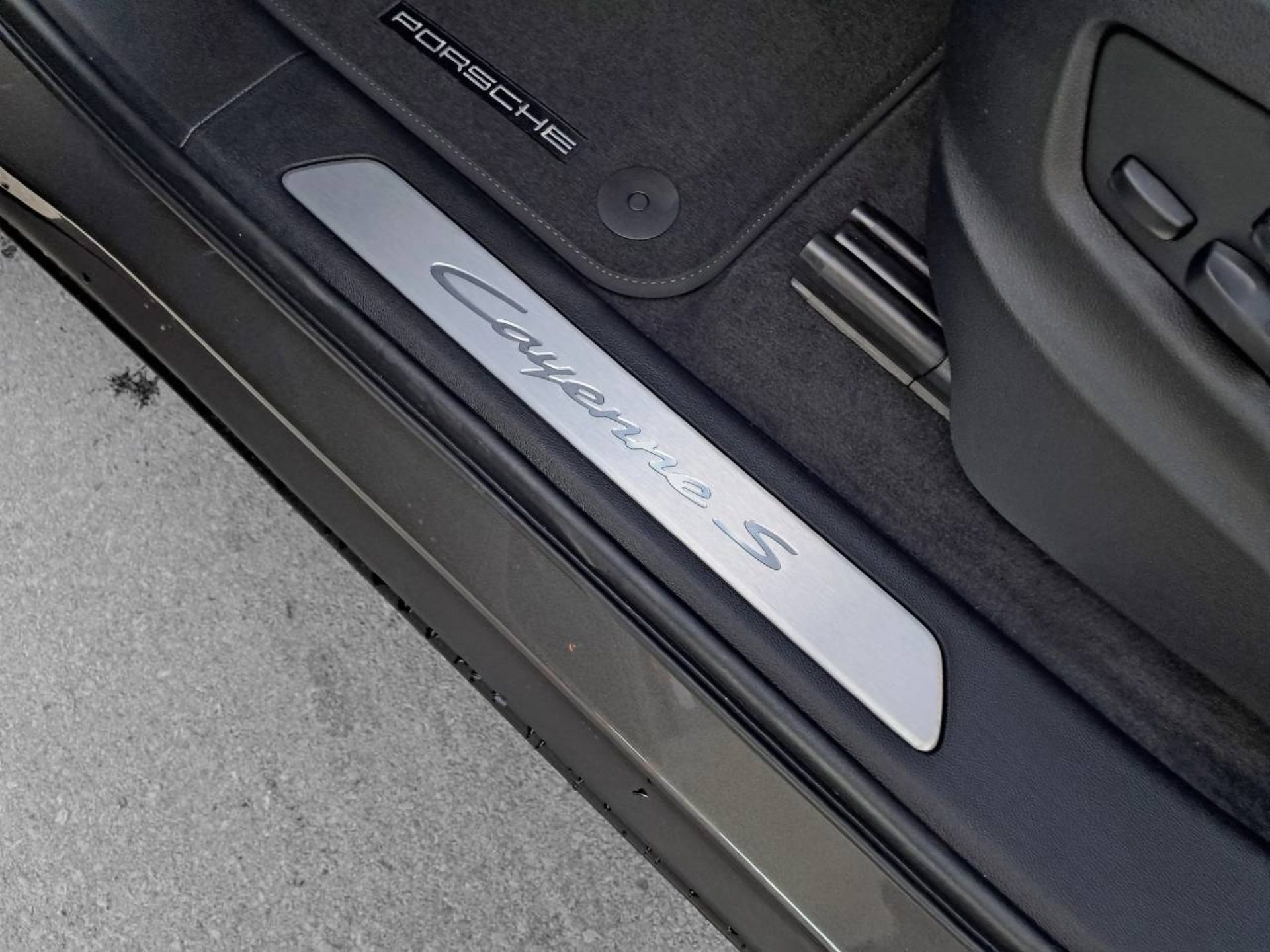 PORSCHE Cayenne S-image-26