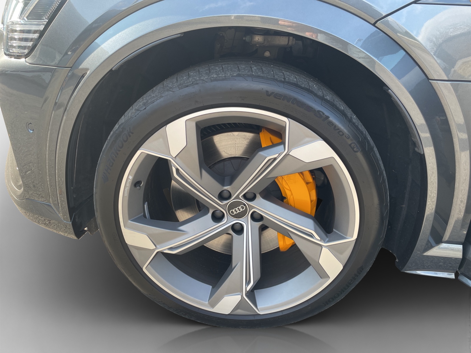 AUDI e-tron S Sportback quattro-image-17