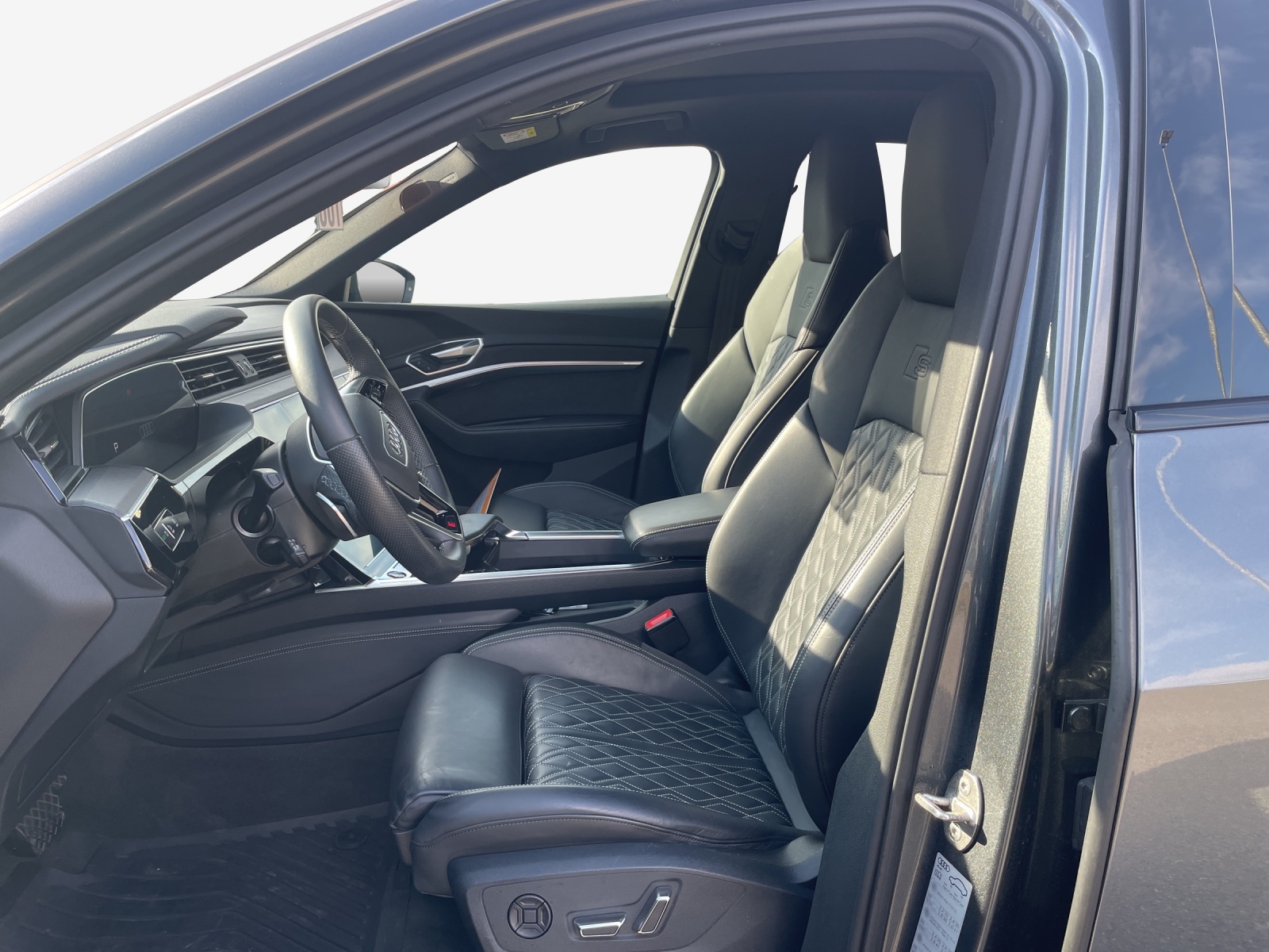 AUDI e-tron S Sportback quattro-image-10