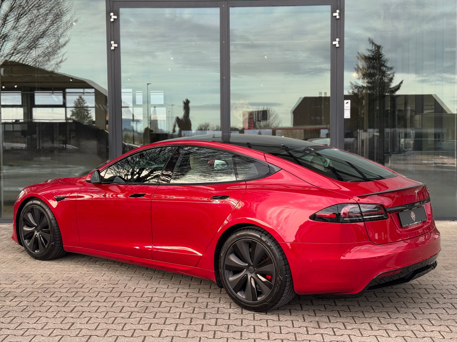 TESLA Model S 100 kWh Plaid-showroom-element-3