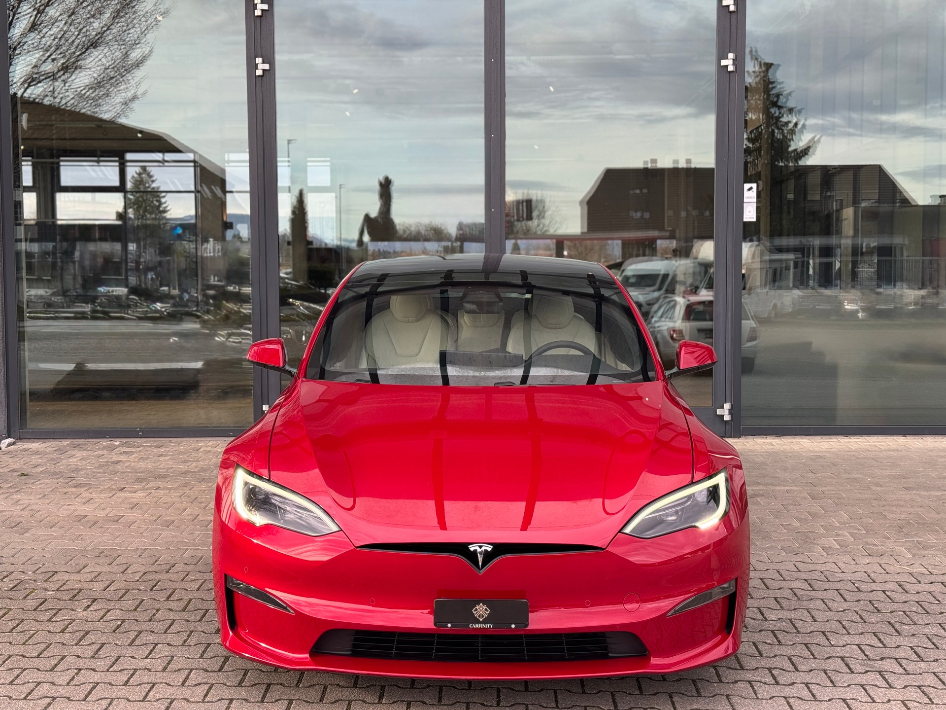 TESLA Model S 100 kWh Plaid-showroom-element-1