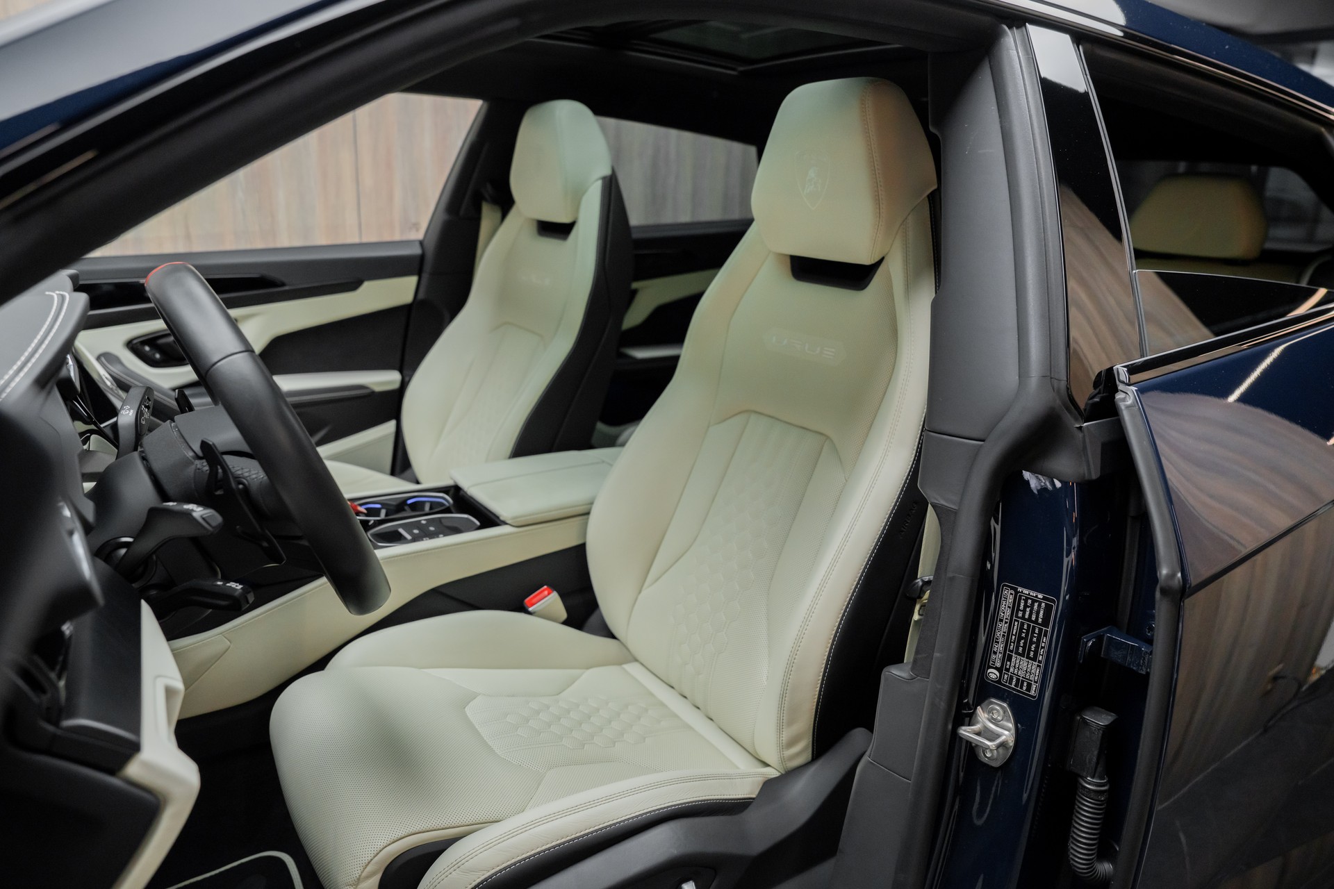 LAMBORGHINI Urus S-image-4