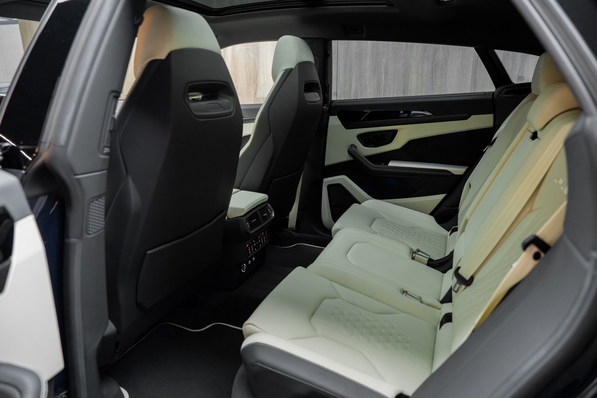 LAMBORGHINI Urus S-image-8