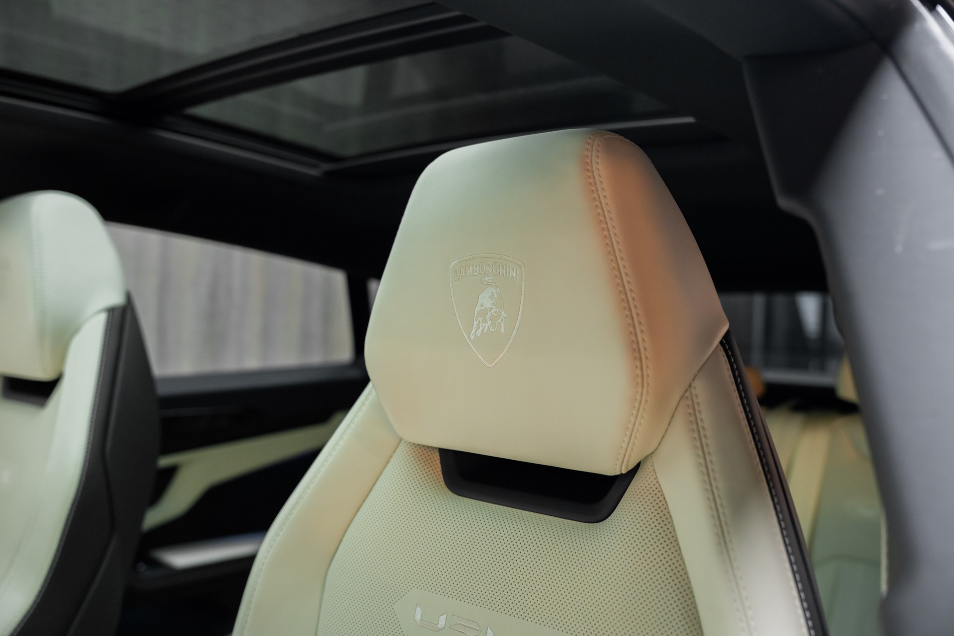 LAMBORGHINI Urus S-image-5