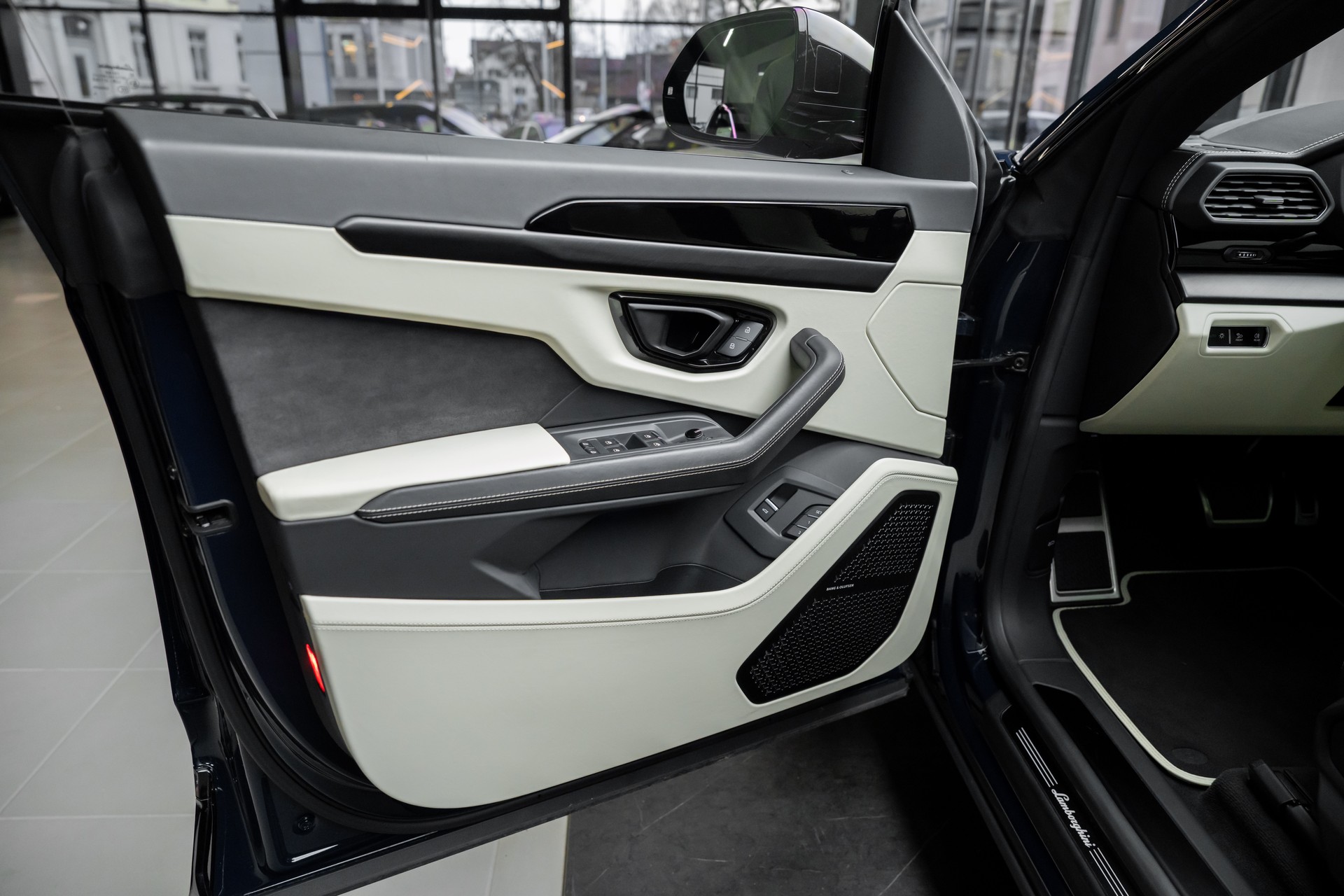 LAMBORGHINI Urus S-image-21