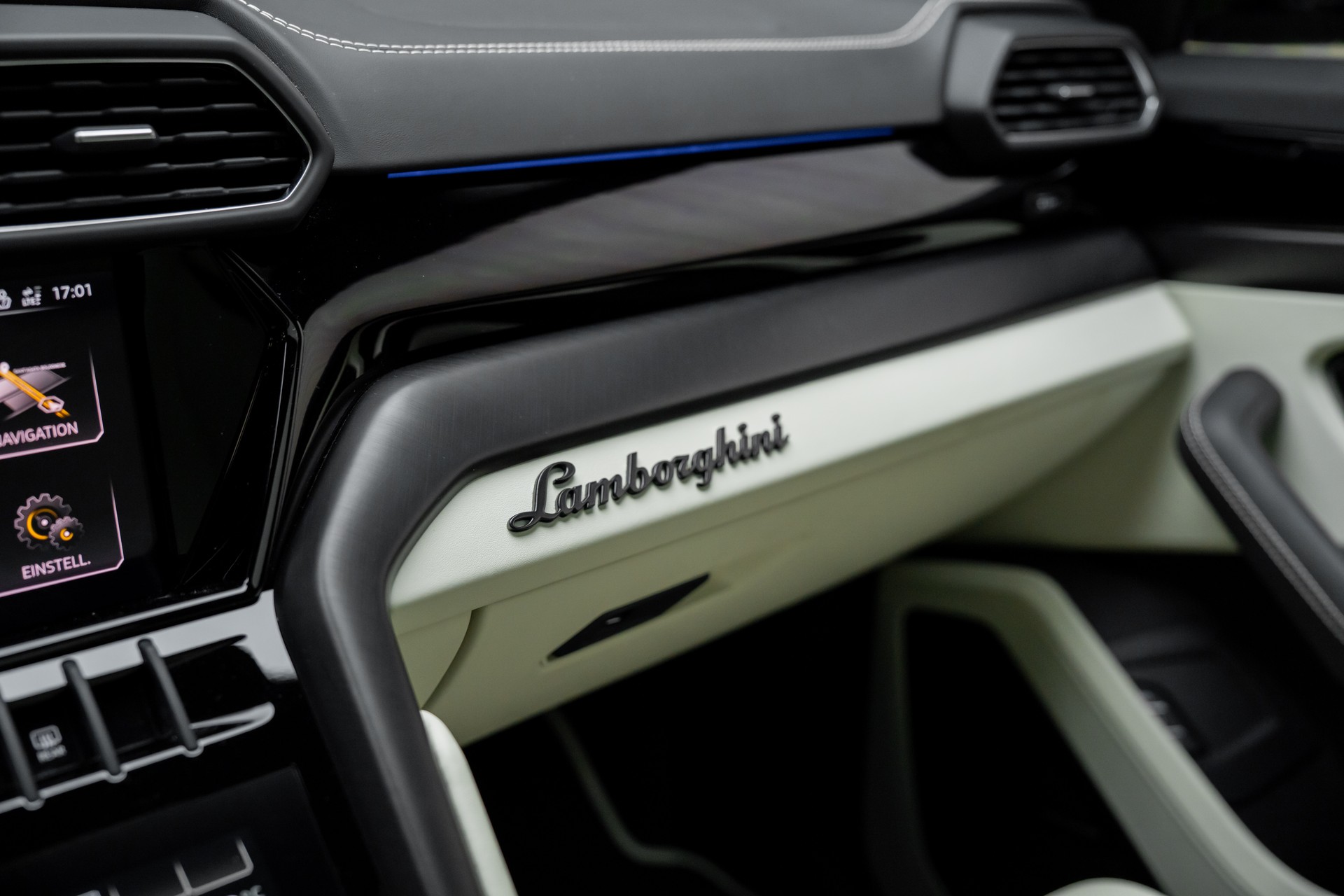 LAMBORGHINI Urus S-image-14