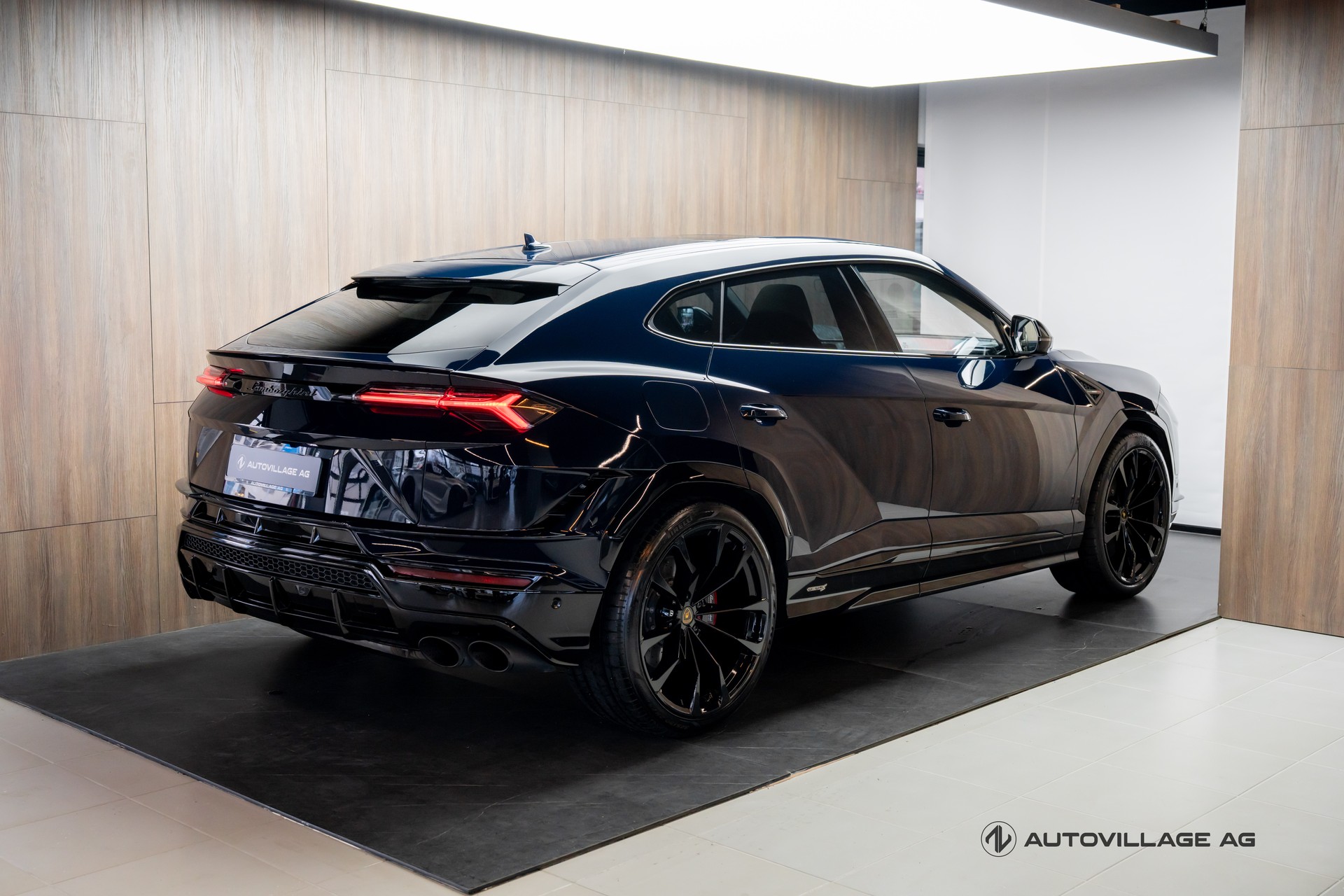 LAMBORGHINI Urus S-image-1